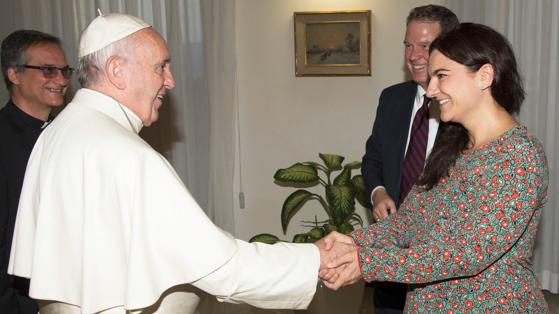 Papst Franziskus trifft Paloma Garcia Ovejero und Greg Burke am 11. Juli 2016 im Vatikan.