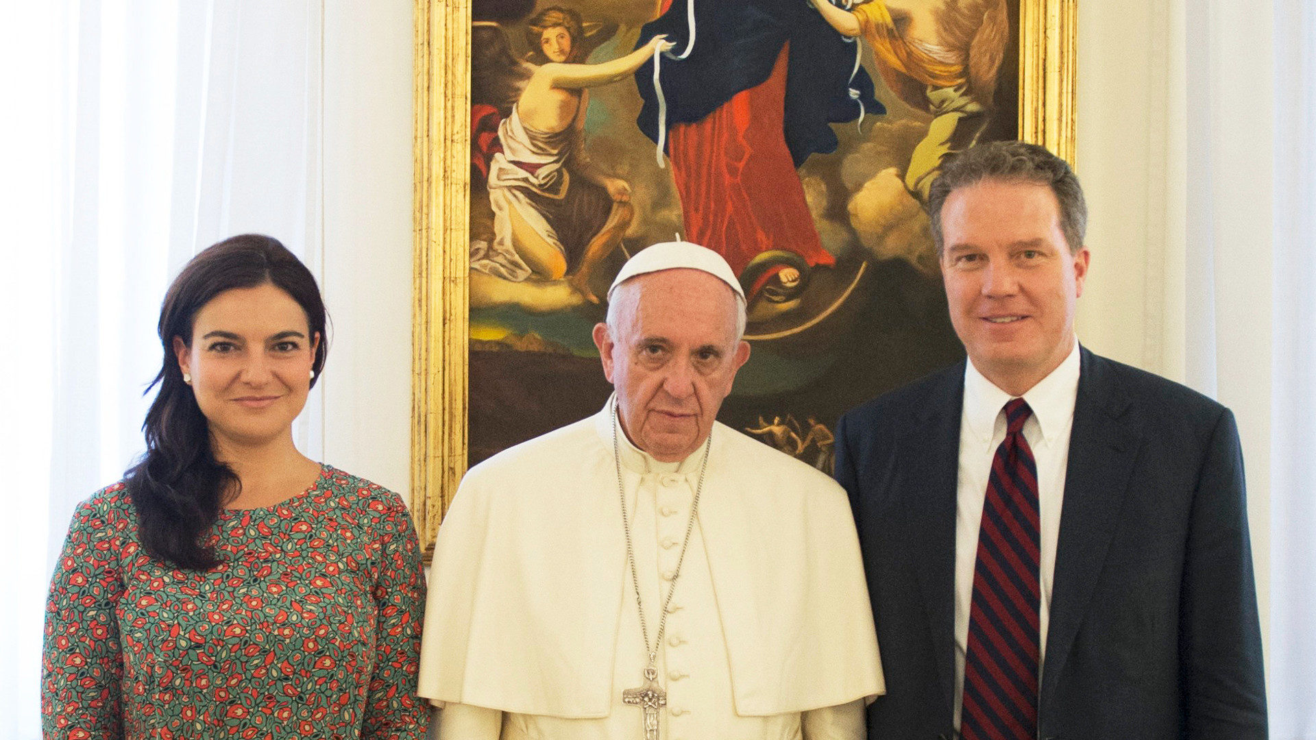 Papst Franziskus mit Greg Burke (r.) und Paloma Garcia Ovejero