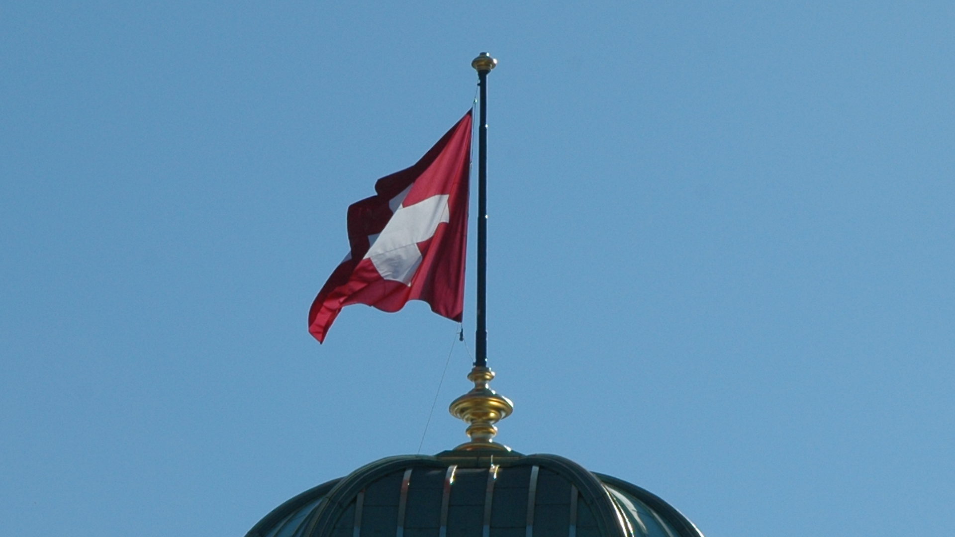 Schweizerfahne auf dem Bundeshaus