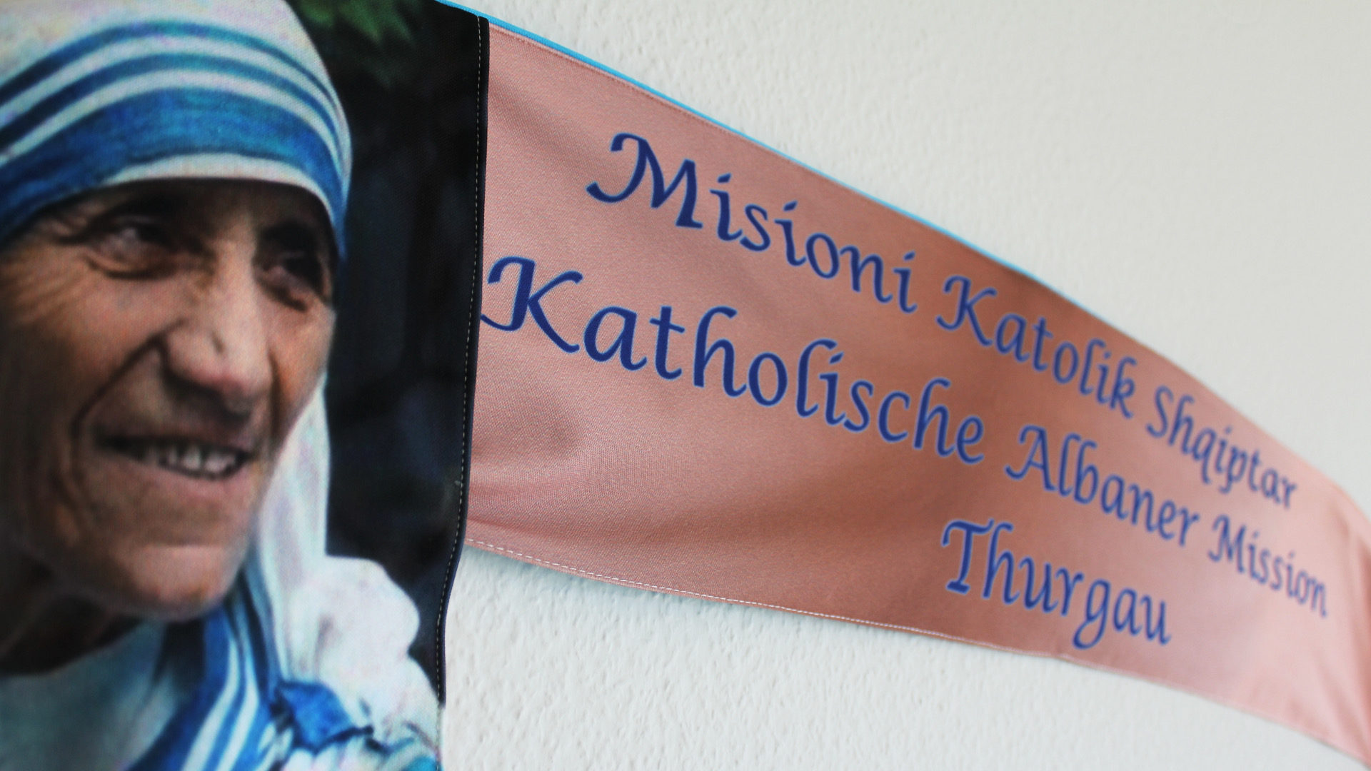 Mutter Teresa schmückt das Banner der Albanermission Thurgau