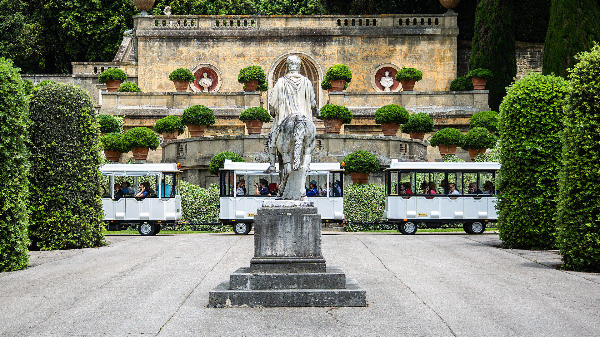 Touristenzug durch die Gärten in Castel Gandolfo