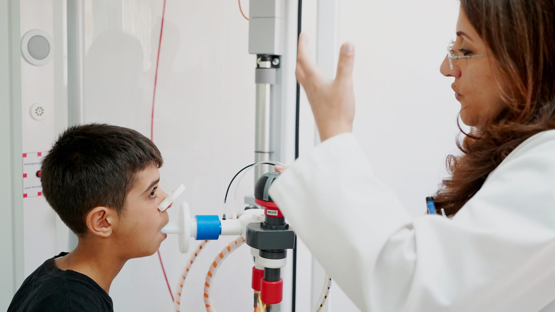 Ein Patient mit einer Lungenkrankheit im Caritas Baby Hospital