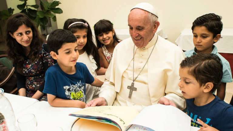 Papst Franziskus mit Flüchtlingskindern. | KNA