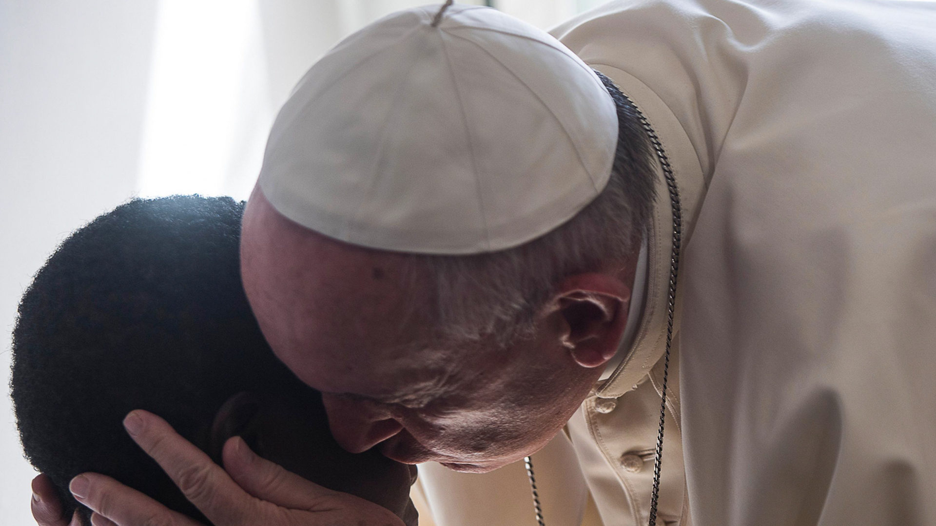 Papst Franziskus umarmt eine ehemalige Prostituierte.