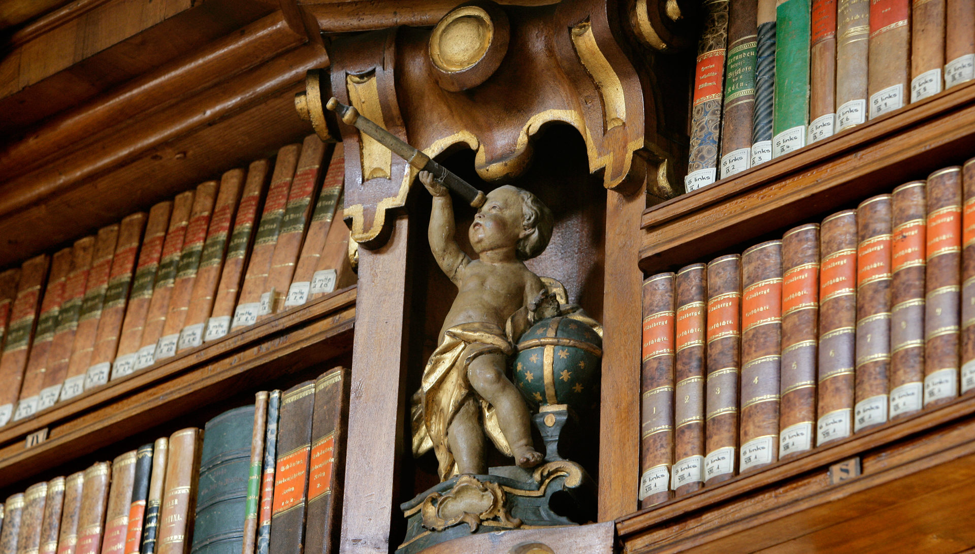 Putto im Barocksaal der Stiftsbibliothek