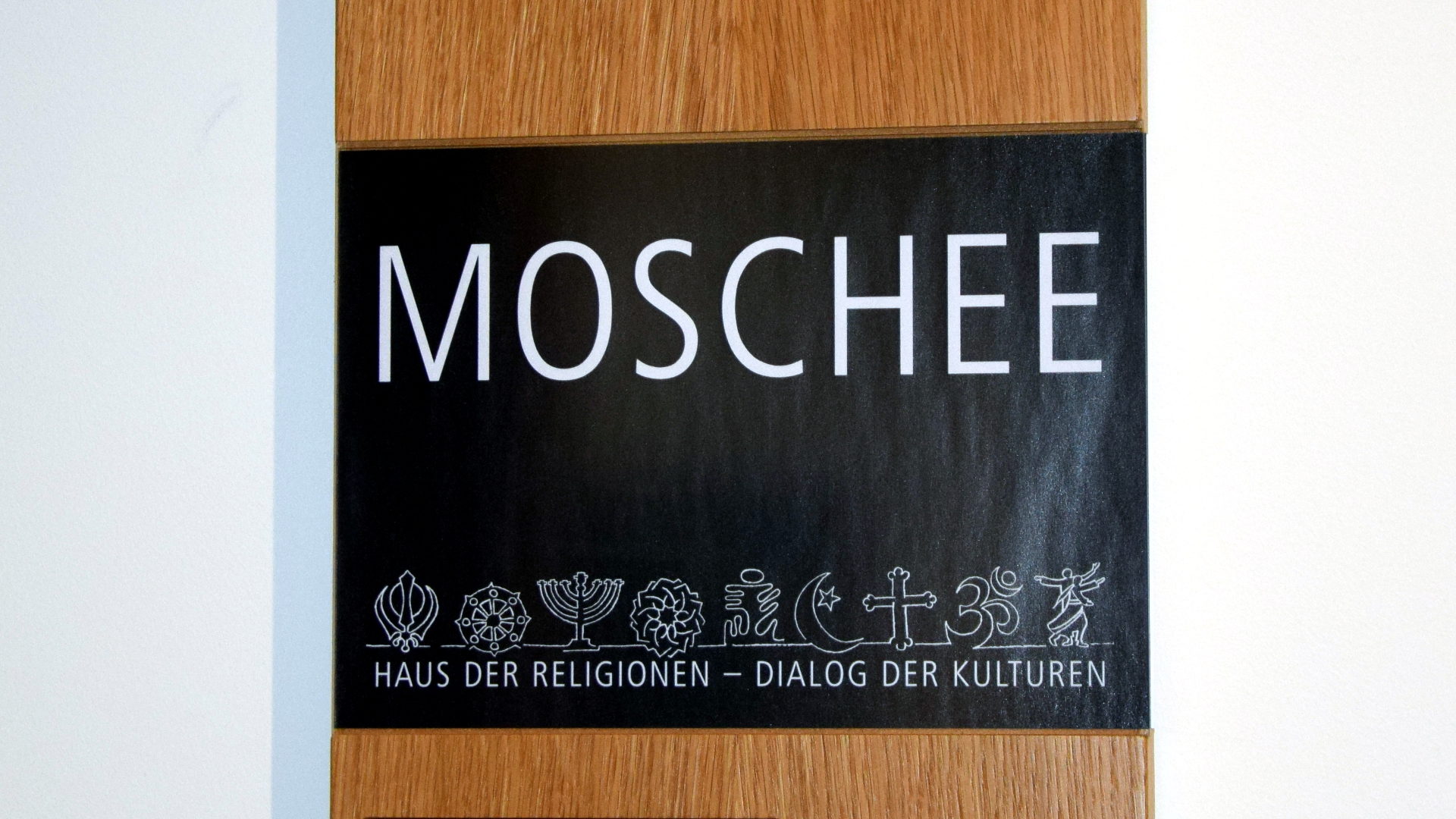 Eingang Moschee im Haus der Religionen
