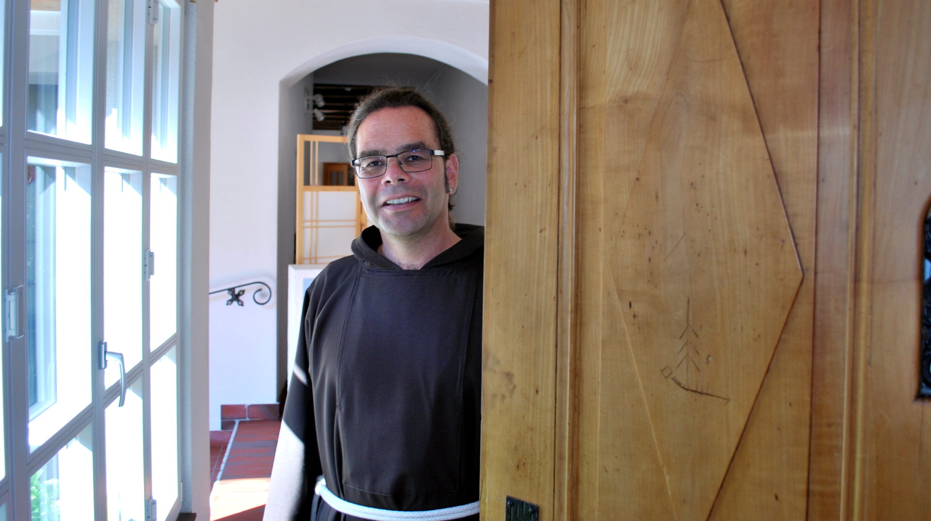 Bild von 2016: Bruder Kletus Hutter an der Pforte des Kapuzinerklosters Rapperswil.
