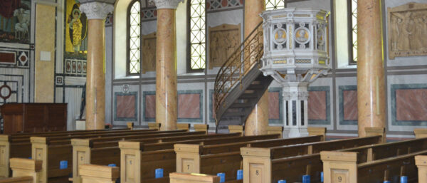 Leere Kirchenbänke. | Andrea Moresino