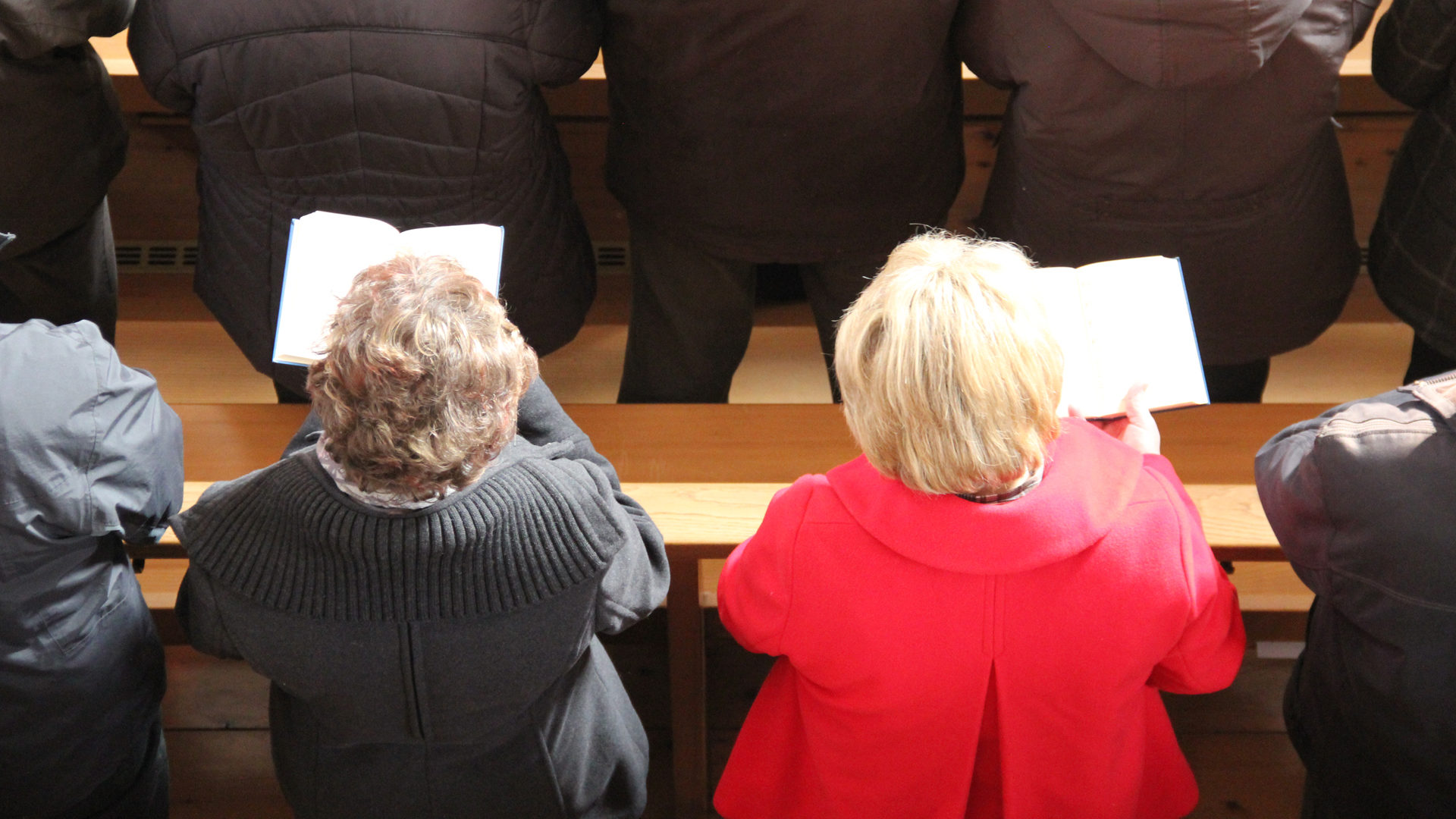 Kirchgänger beim Singen im Gottesdienst