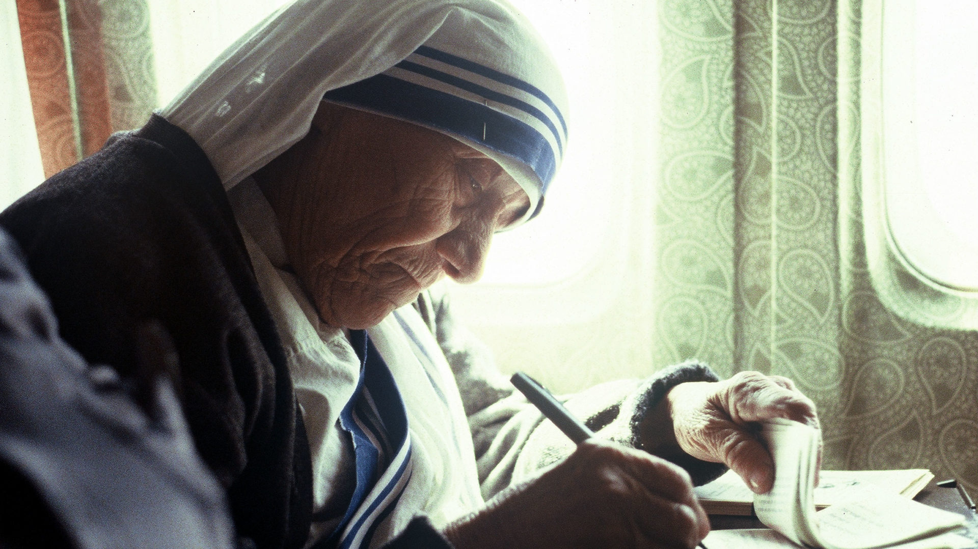 Mutter Teresa am Briefe schreiben