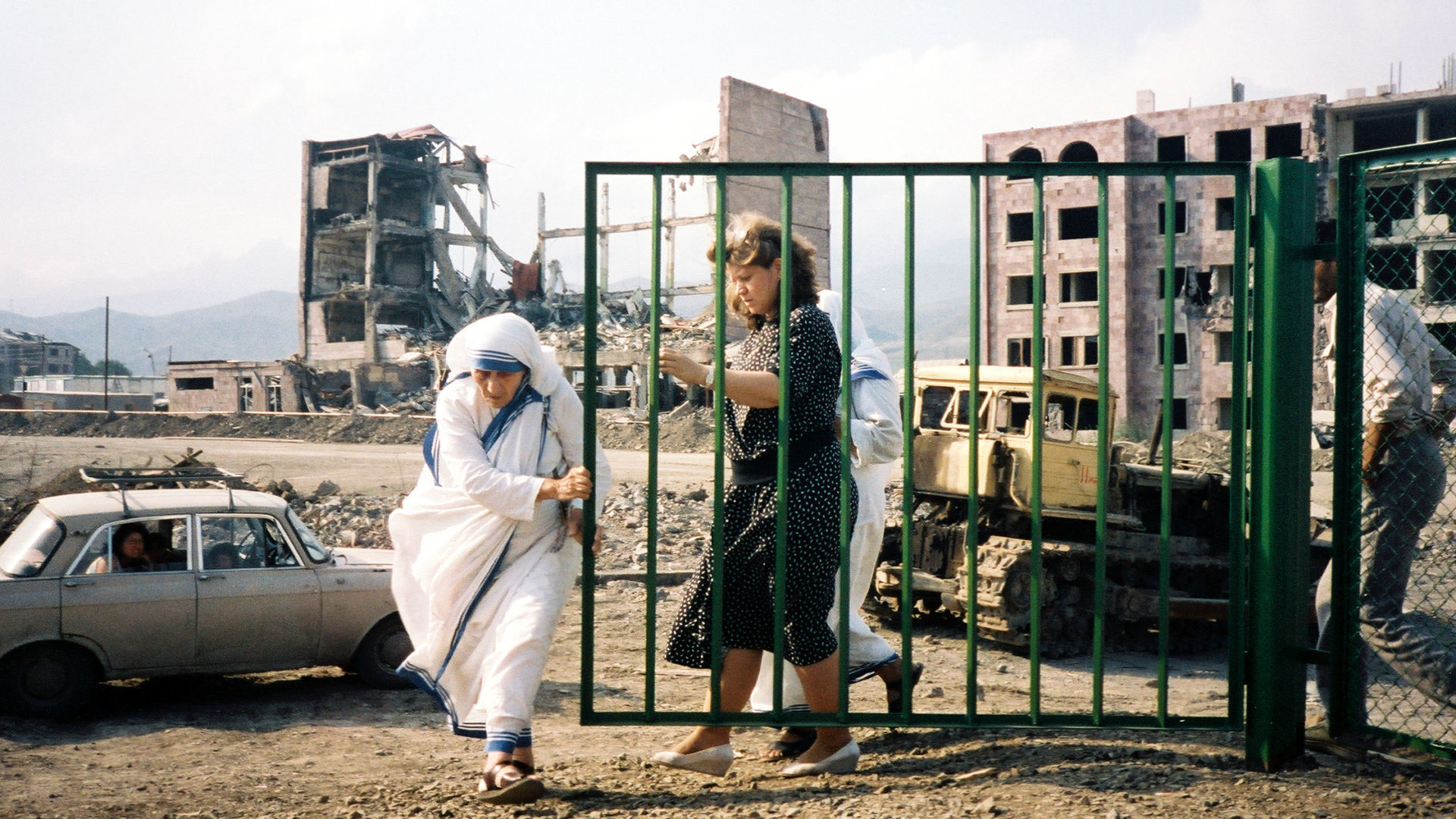 Mutter Teresa nach einem Erdbeben in Armenien.