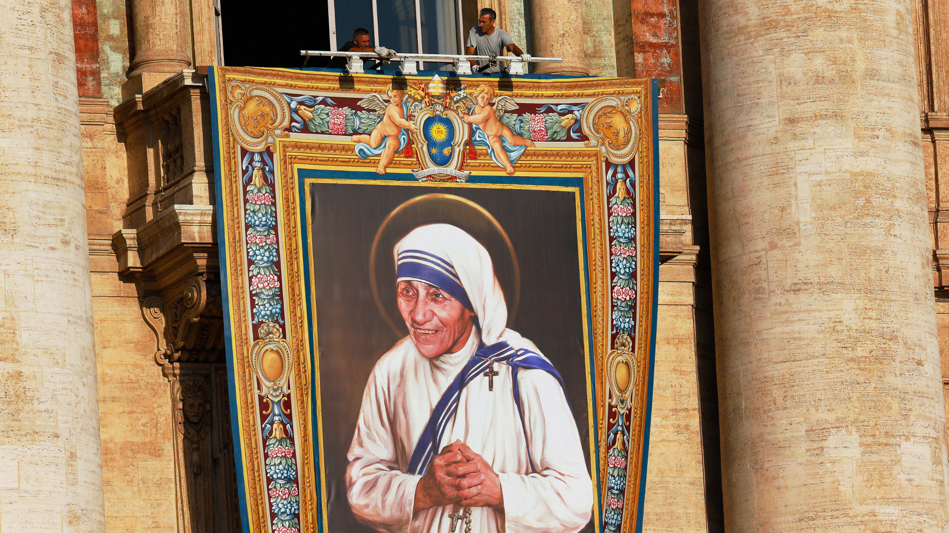 Zur Heiligsprechung: Bild von Mutter Teresa an der Fassade des Petersdoms.