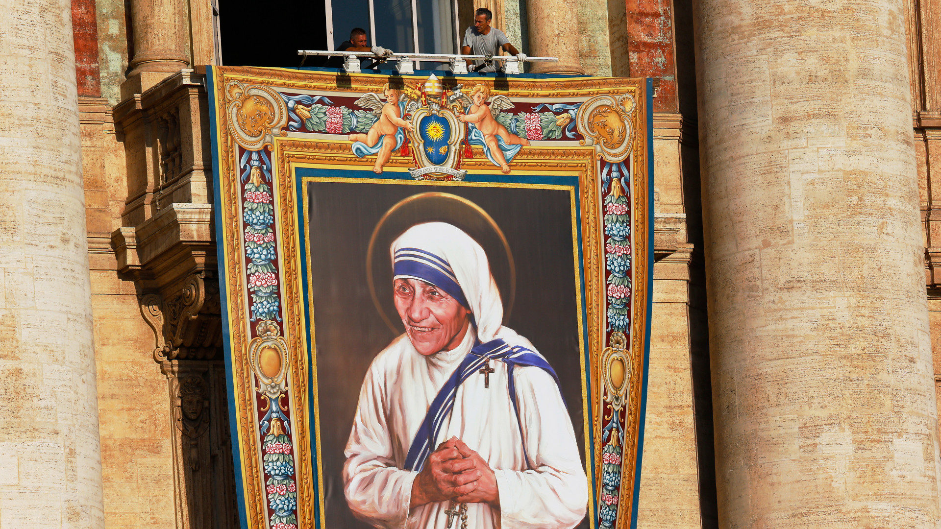 Zur Heiligsprechung: Bild von Mutter Teresa an der Fassade des Petersdoms, 2016.