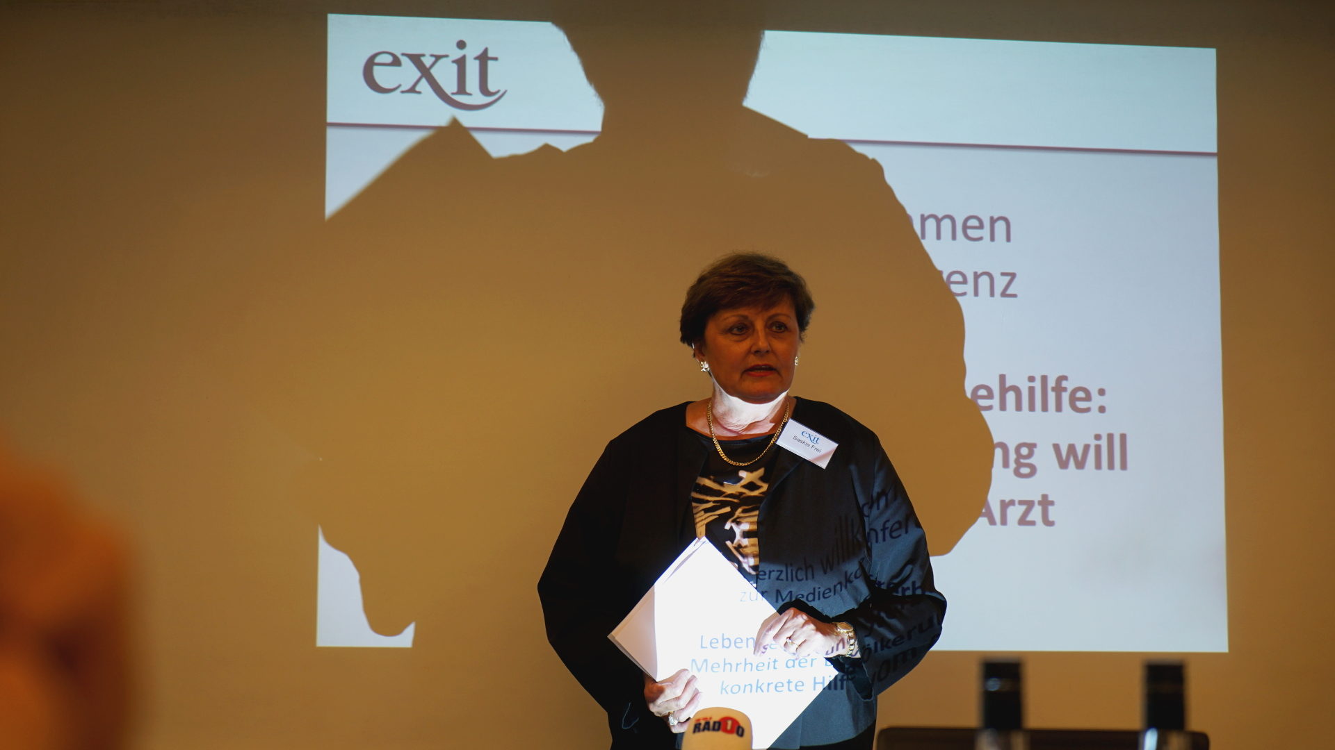 Exit-Präsidentin Saskia Frei vor den Medien in Zürich