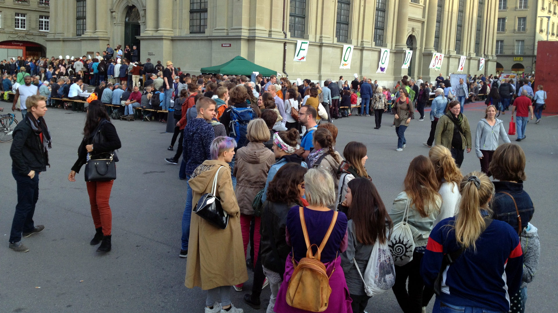 Anstehen am «Foodsave-Bankett» in Bern