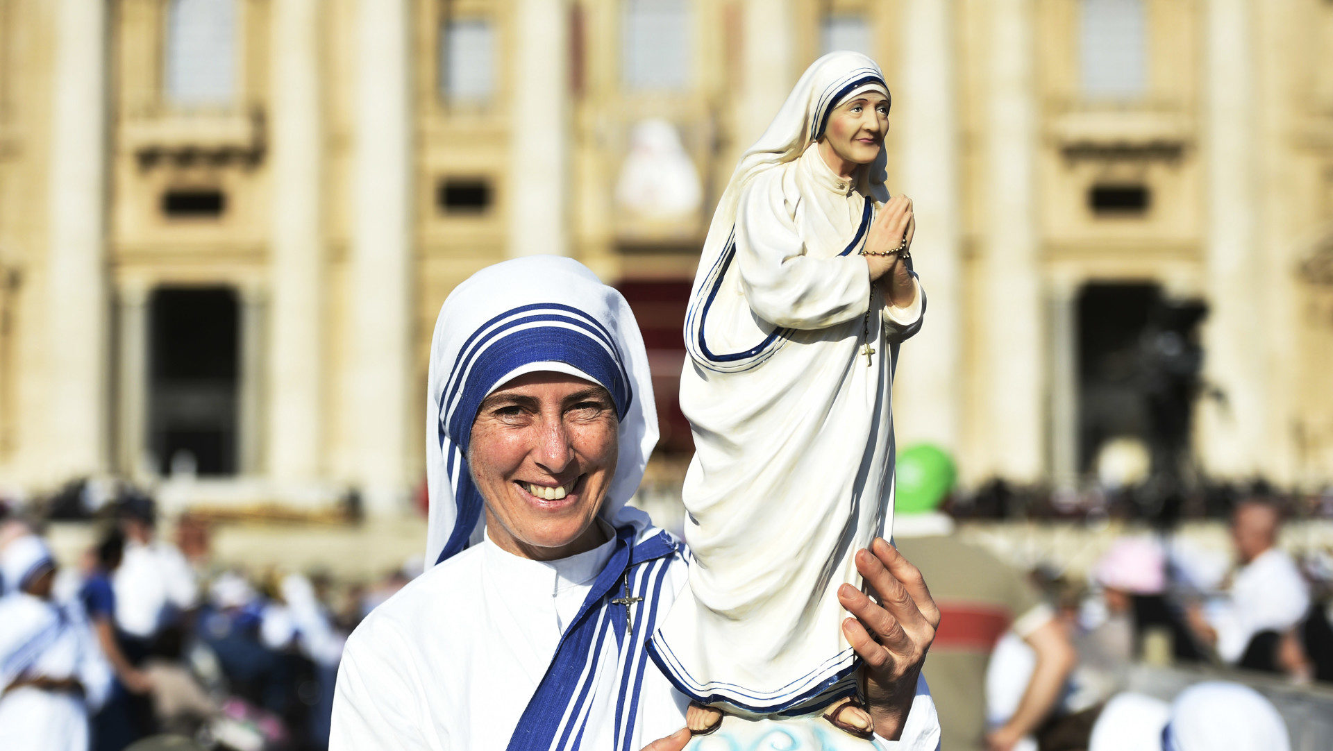 "Missionarin der Nächstenliebe" mit Mutter-Teresa-Figur an deren Heiligsprechung