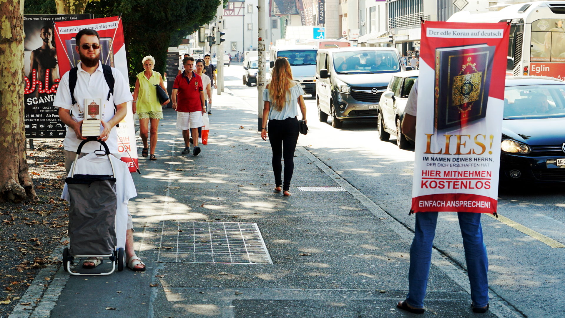 Koran-Verteilung auf der Strasse in Aarau