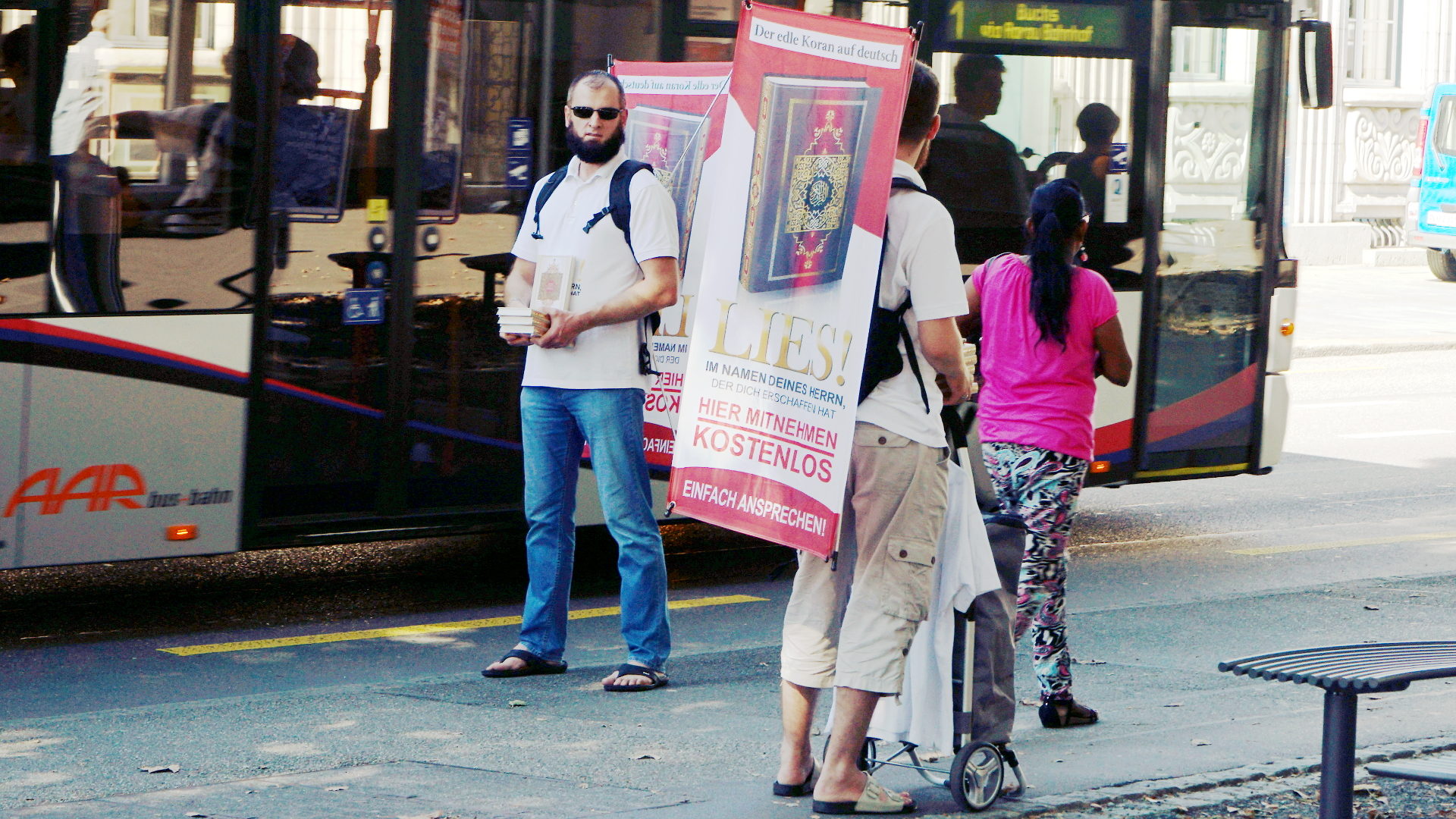 Koran-Verteilung auf der Strasse in Aarau