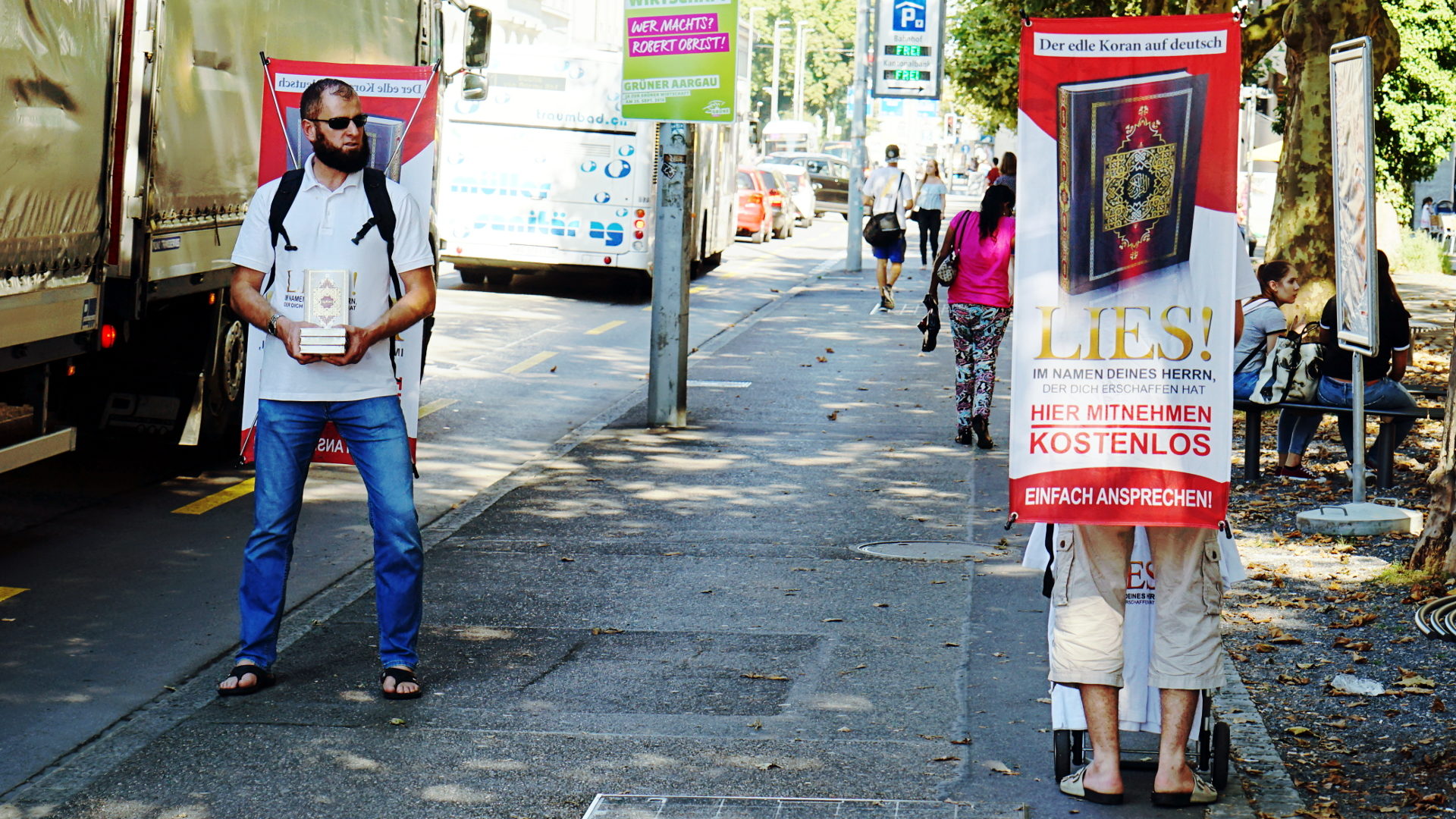 Koran-Verteilung auf der Strasse in Aarau