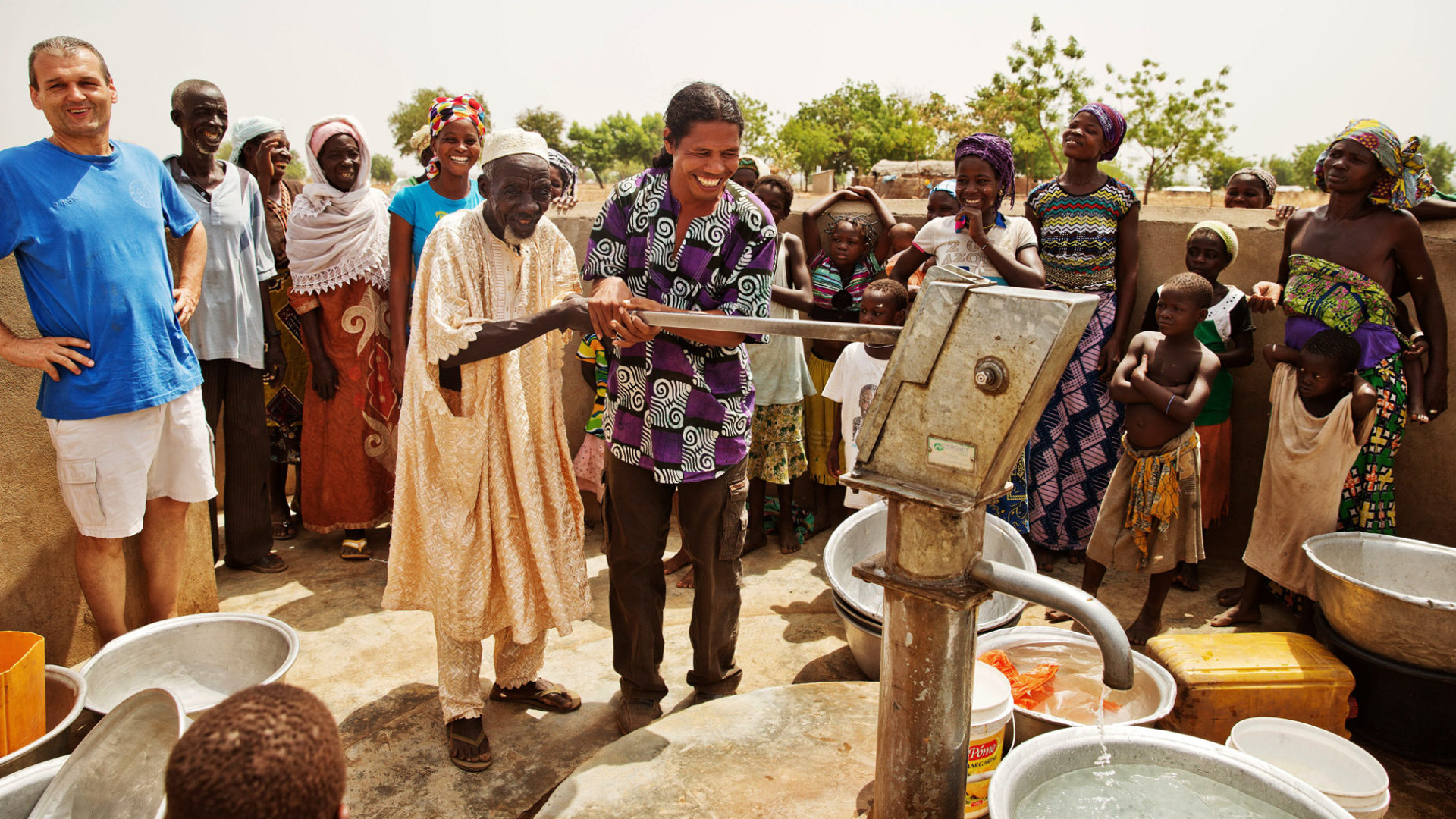 Pater Marsel Arjon und der Imam von Kabongo, einem kleinen Dorf in Togo, eröffnen feierlich gemeinsam einen neuen Brunnen auf dem Dorfplatz.