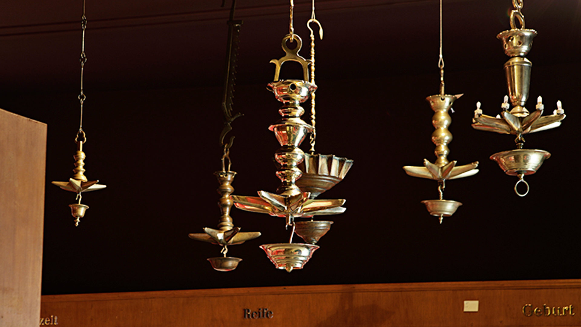 Schabbatlampen im Jüdischen Museum der Schweiz in Basel.