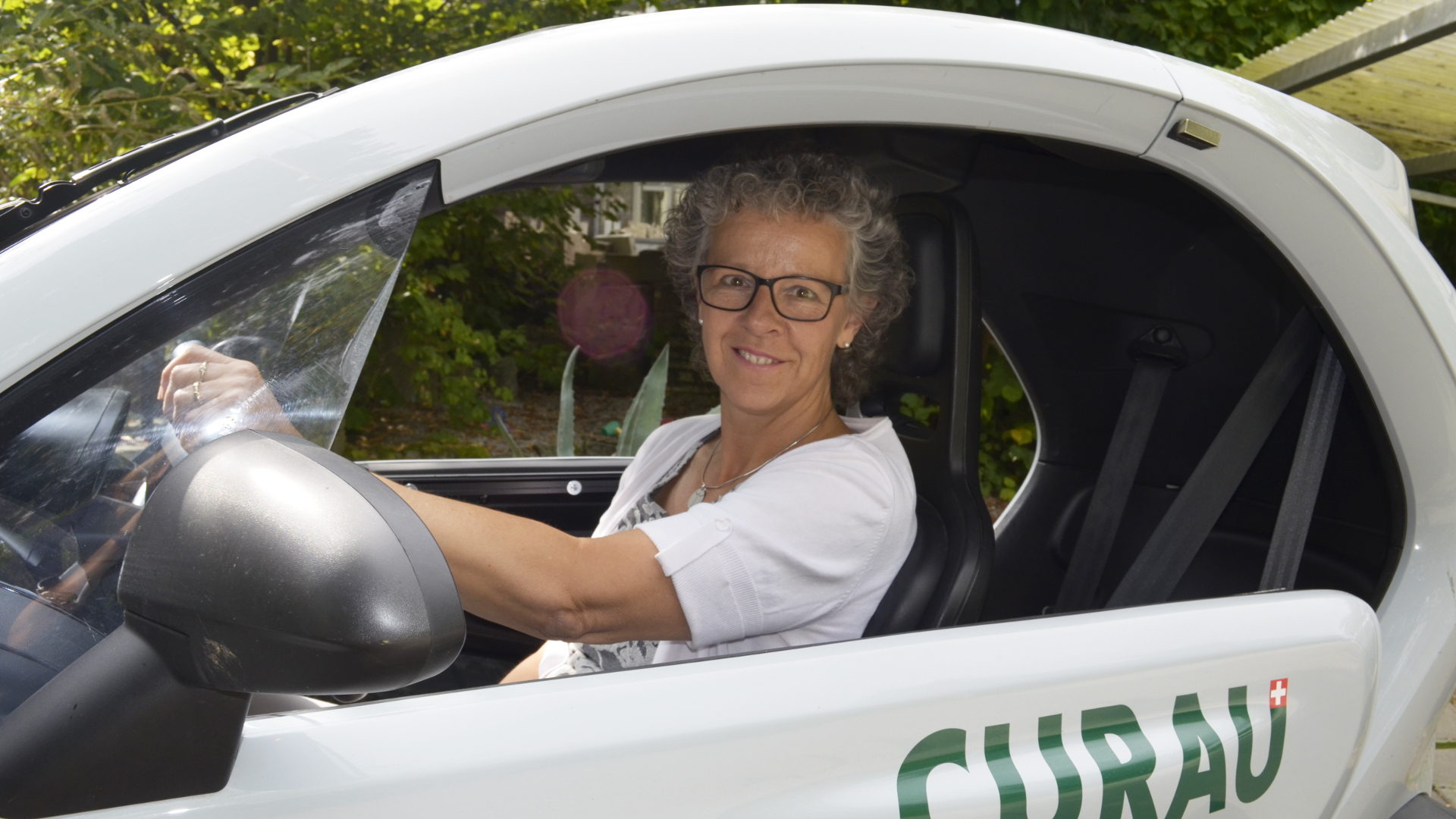 SKF-Präsidentin  Simone Curau-Aepli im Elektro-Auto