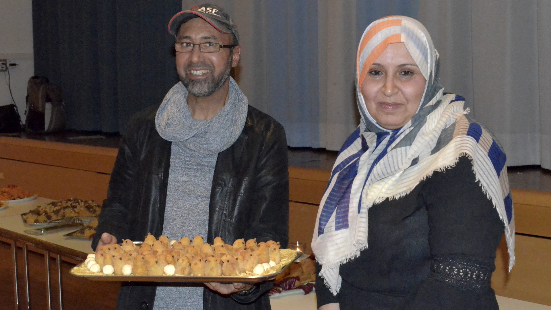 Köchin Wafa Trbal mit ihrem Mann beim Anlass des Vereins «Viwo»