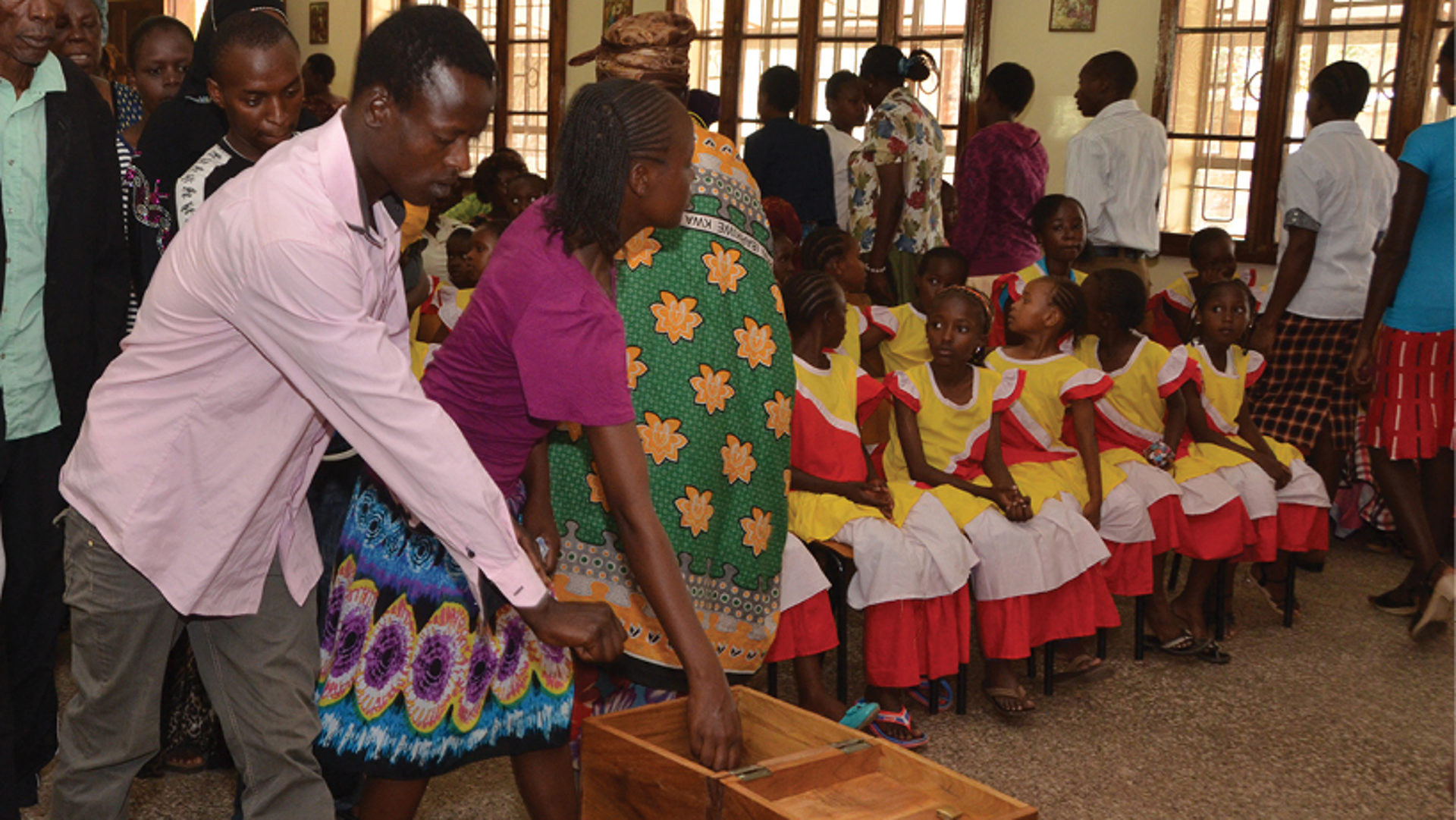 Kollekte bei einem Gottesdienst in Kenia