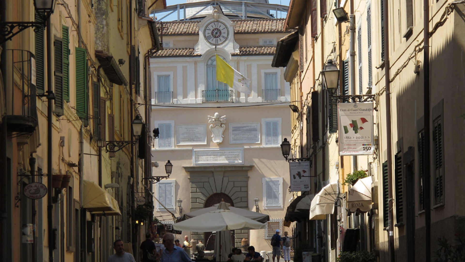 Die Eingangsfassade der päpstlichen Sommerresidenz in Castel Gandolfo.
