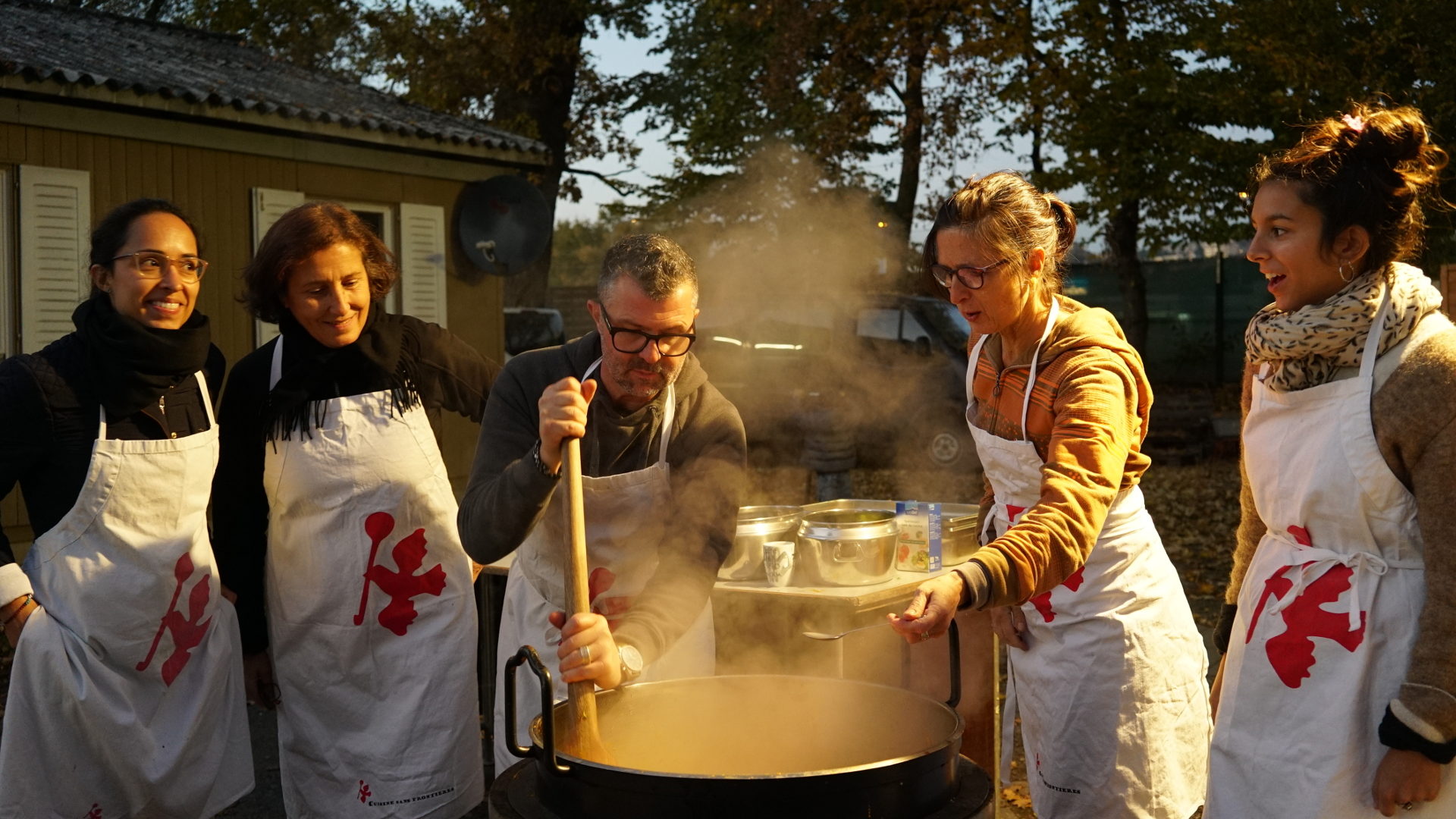 Die freiwilligen Köche der Organisation "Cuisine sans frontières" im Zentrum Juch.