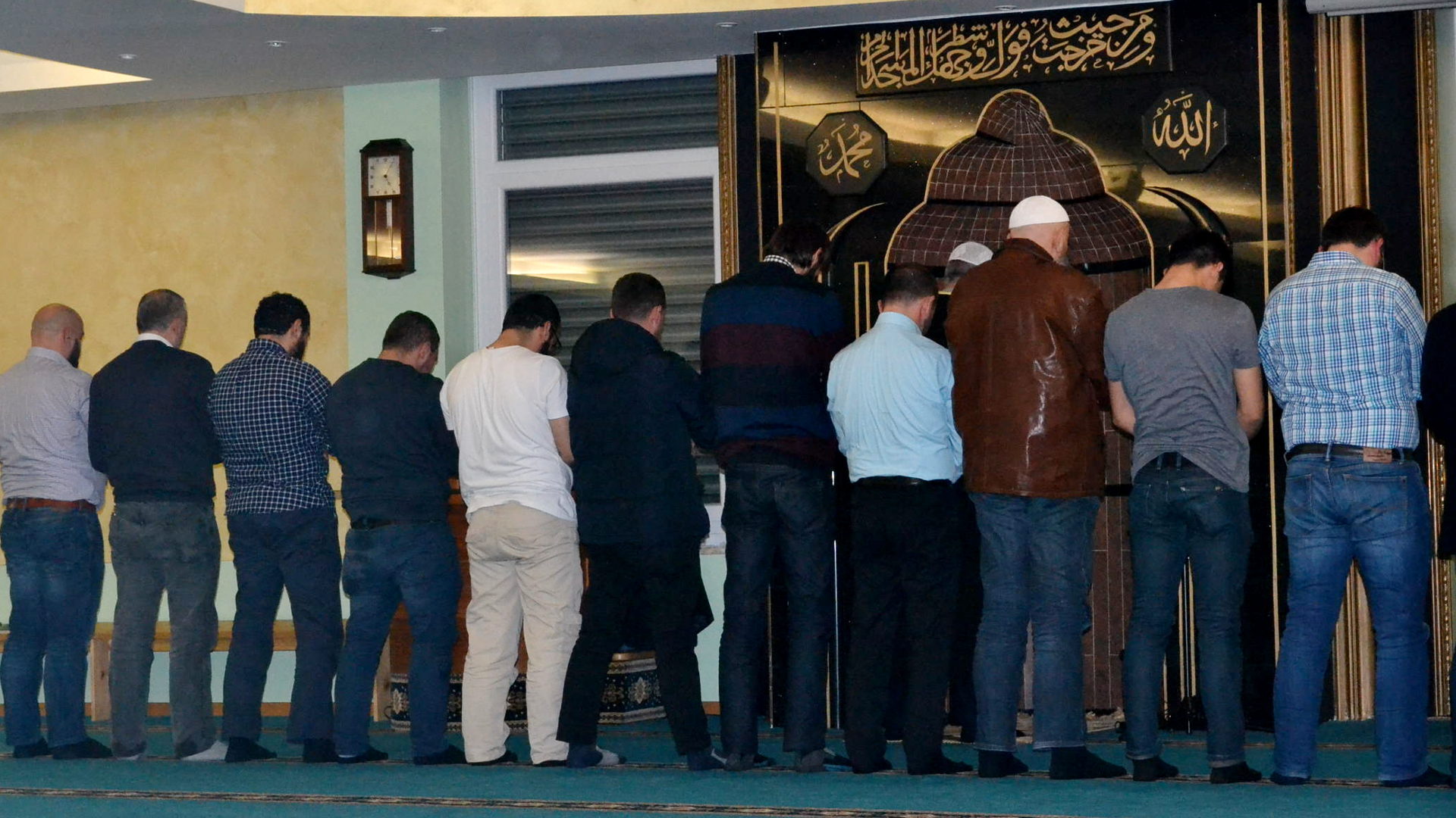 Männer der albanisch-islamischen Gemeinschaft Zürich beim Gebet