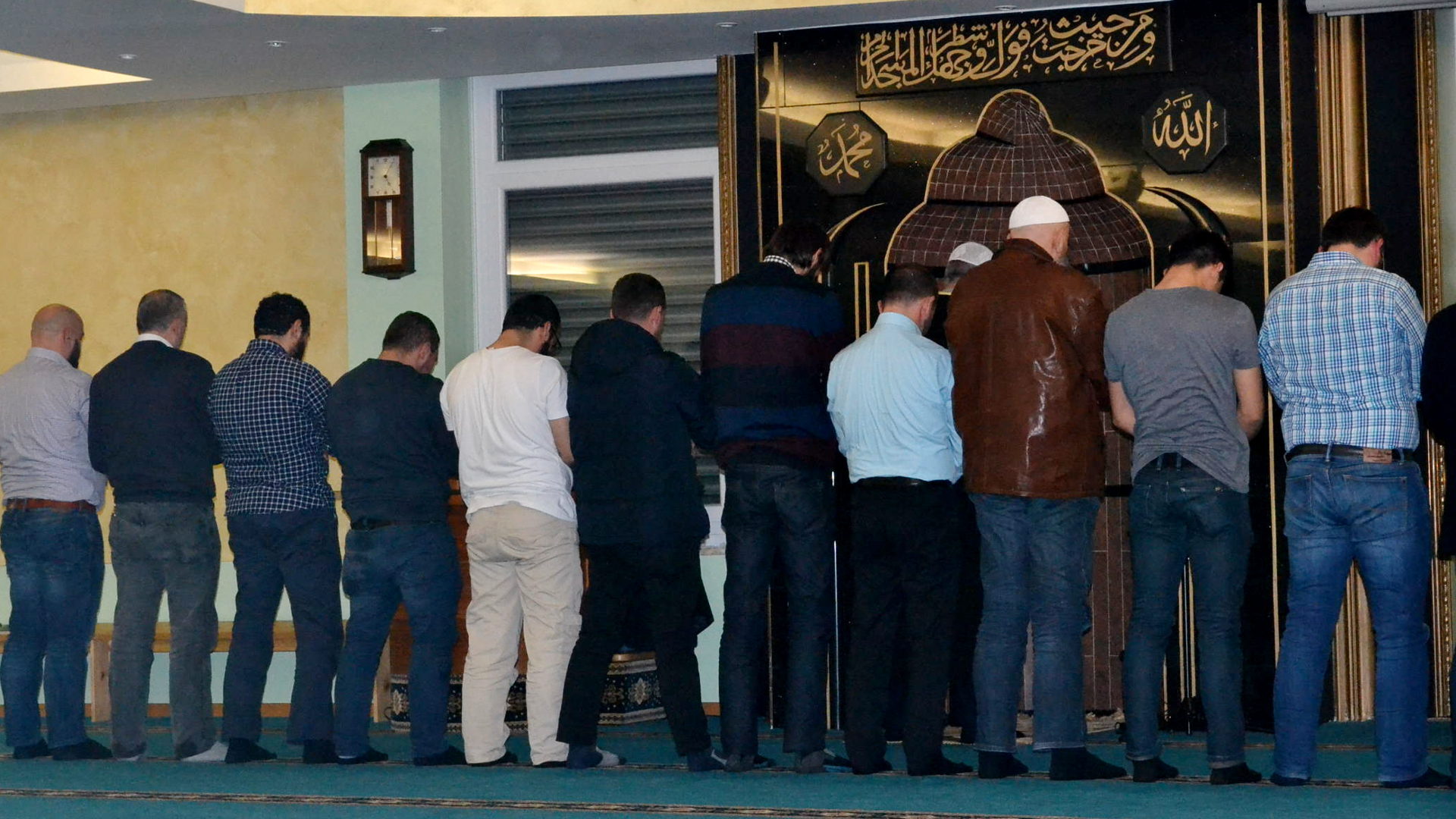 Männer der albanisch-islamischen Gemeinschaft Zürich beim Gebet.