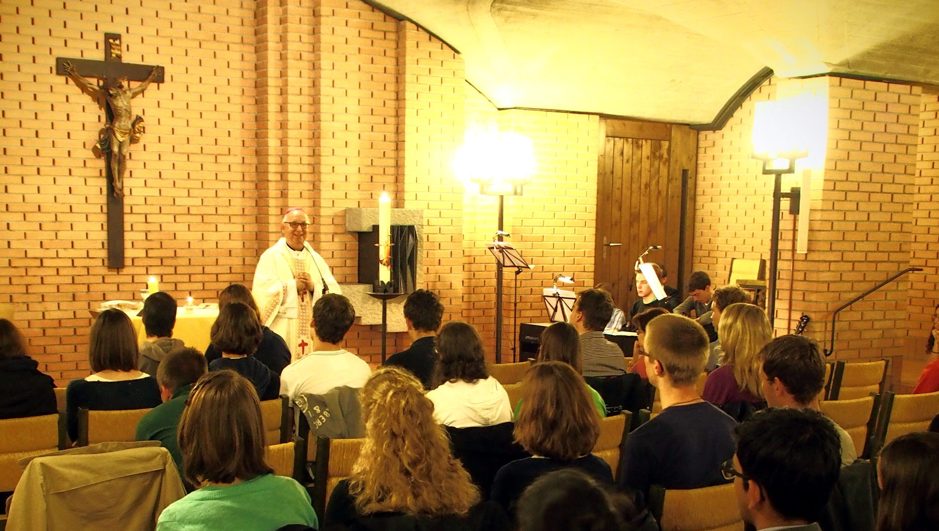 Jugendbischof Marian Eleganti, Jugendmesse in der Krypta der Liebfrauenkirche in Zürich