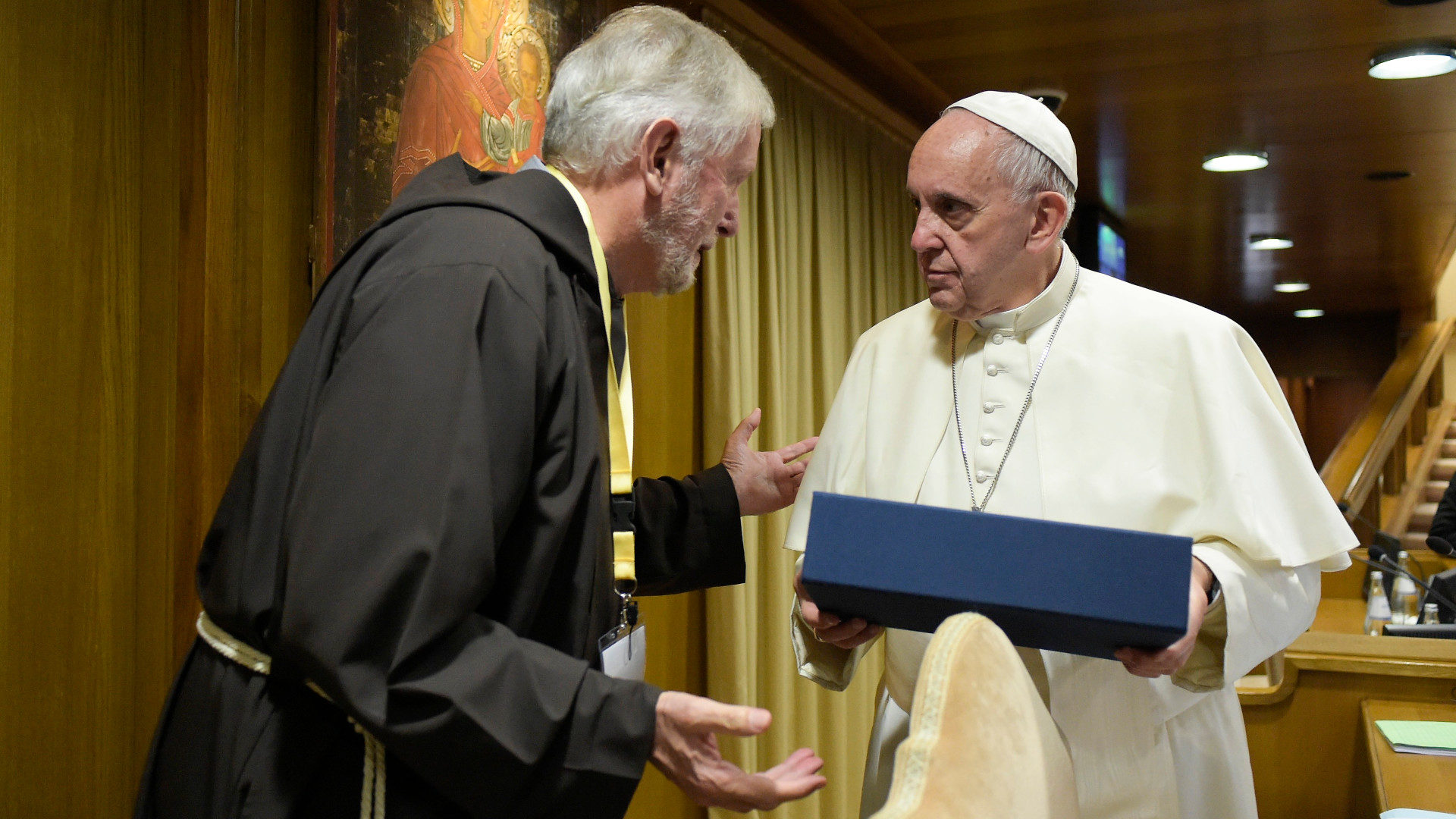 Mauro Jöhri übergibt Papst Franziskus den Brief von "Kirche mit den Frauen"