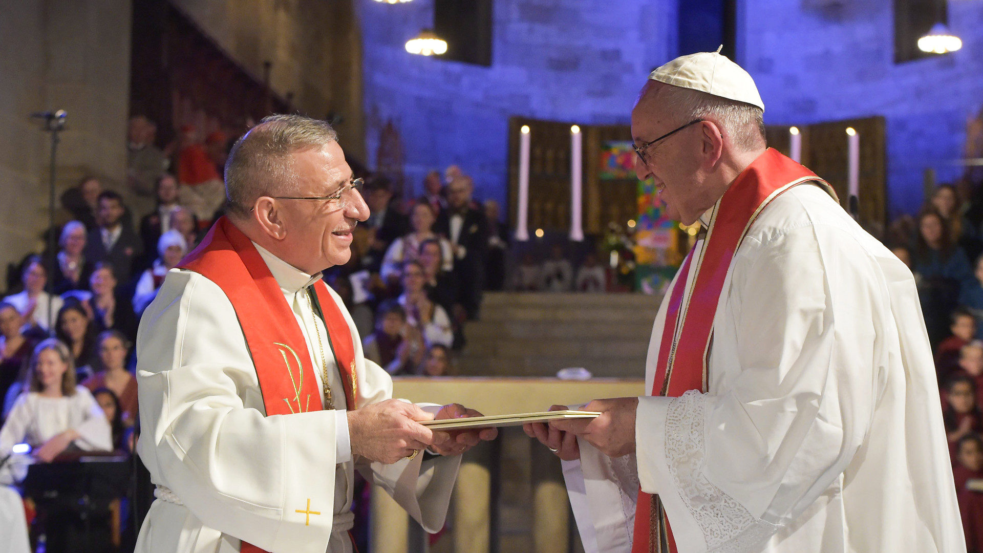 Papst Franziskus (r.) und Munib Younan, Präsident des Lutherischen Weltbunds, in der Kathedrale Lund
