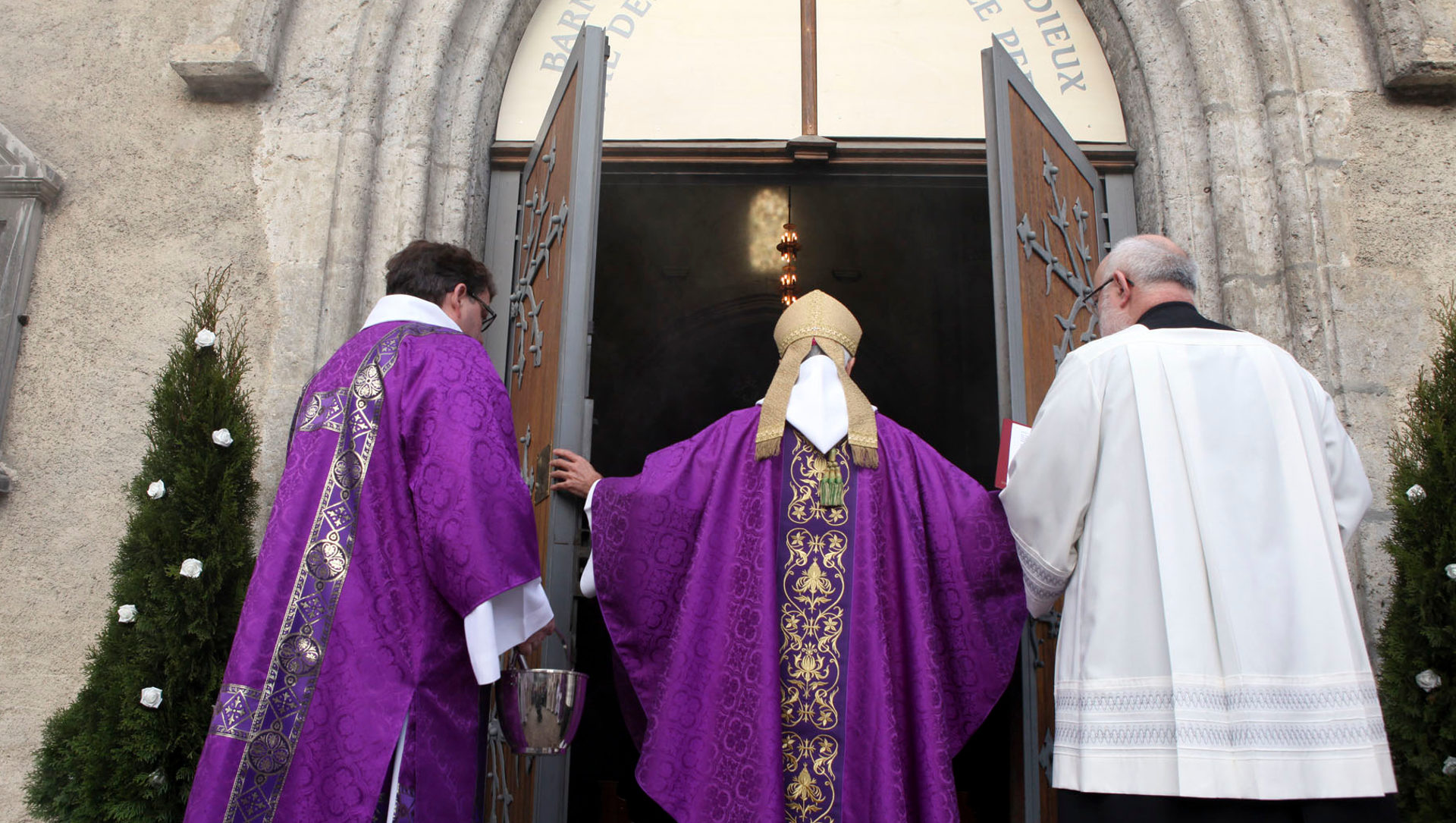 Jean-Marie Lovey, Bischof von Sitten, öffnet die Heilige Pforte der Kathedrale von Sitten.