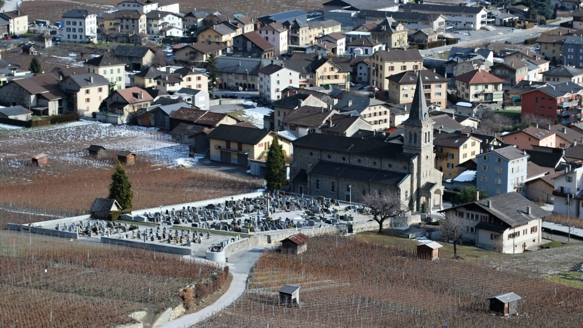Leytron, Walliser Dorf mit Kirche und Friedhof