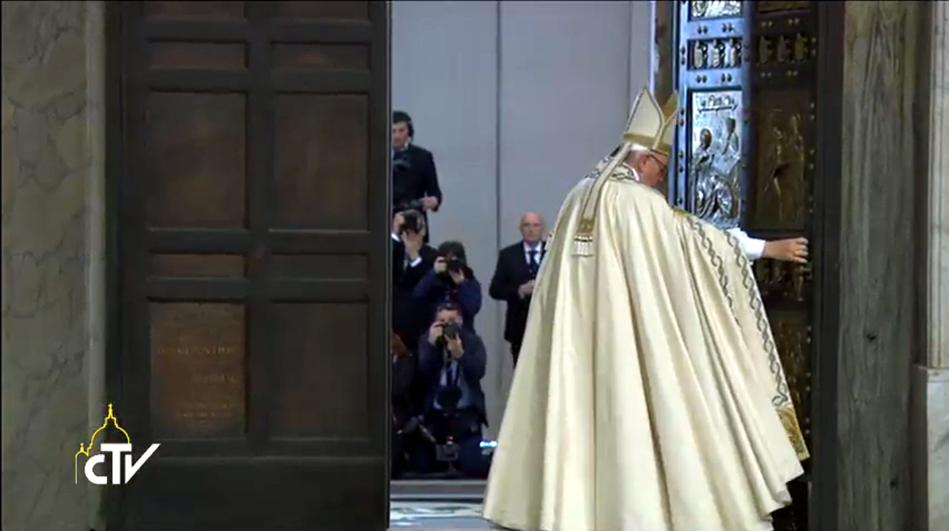 Papst Franziskus schliesst die Heilige Pforte im Petersdom. | © screenshot Radio Vatikan