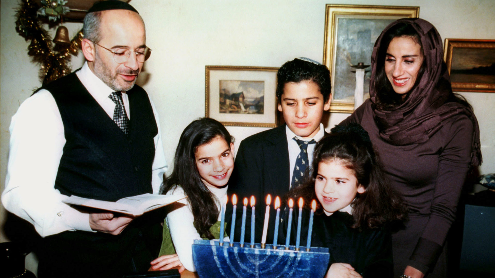 Eine jüdische Familie feiert Chanukka.
