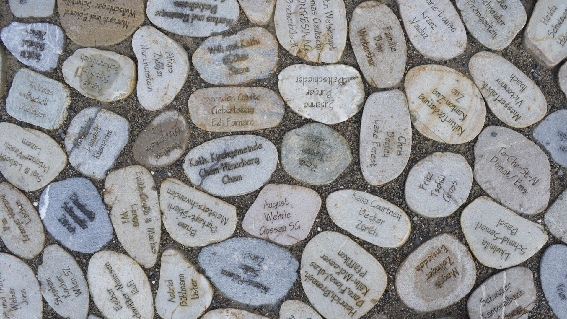 Aus dem Jahr 2016: Spenden-Steine vor dem Kloster Einsiedeln.