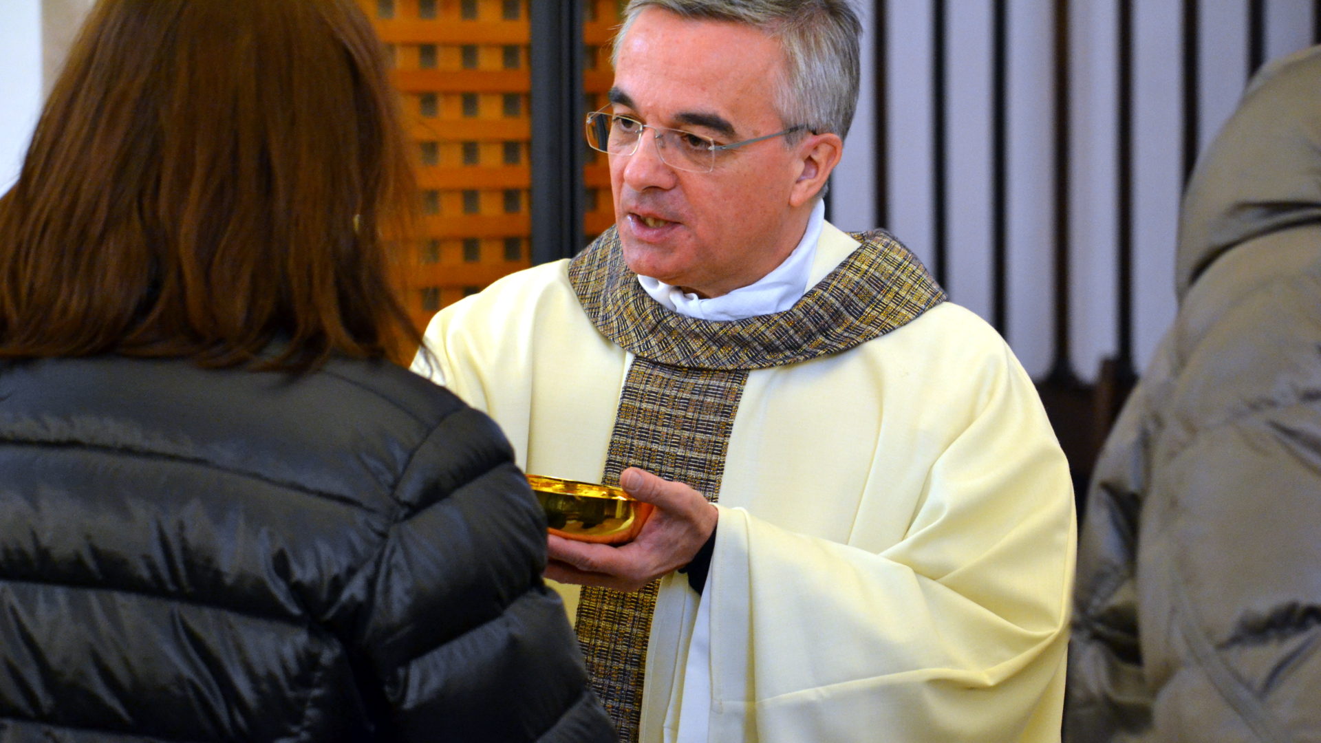 Bischof Valerio Lazzeri reicht die Kommunion in der Kirche des ehemaligen Klosters "San Giuseppe" in Lugano.