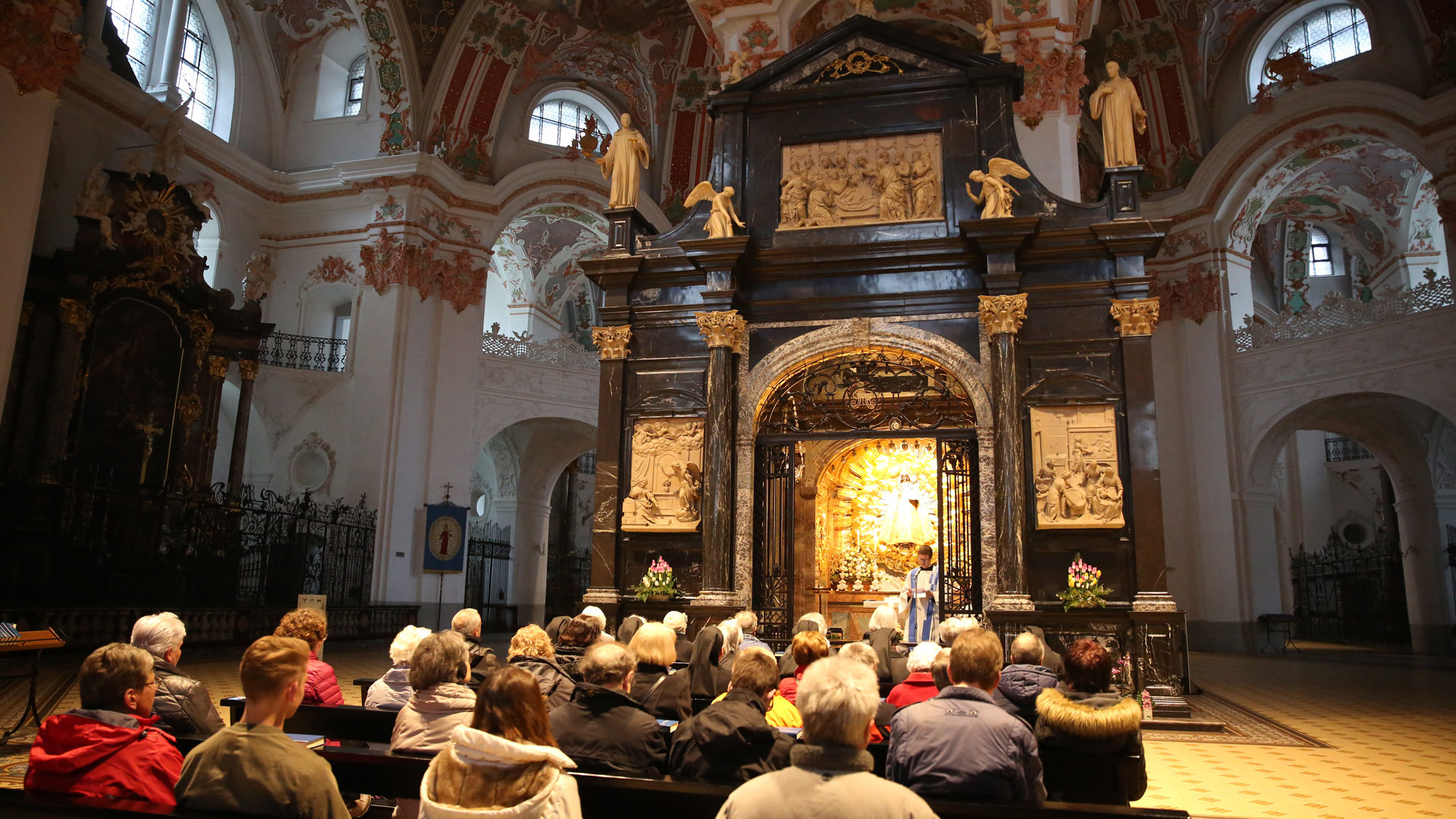 Die Gnadenkapelle in der Klosterkirche Einsiedeln während eines Gottesdienstes.