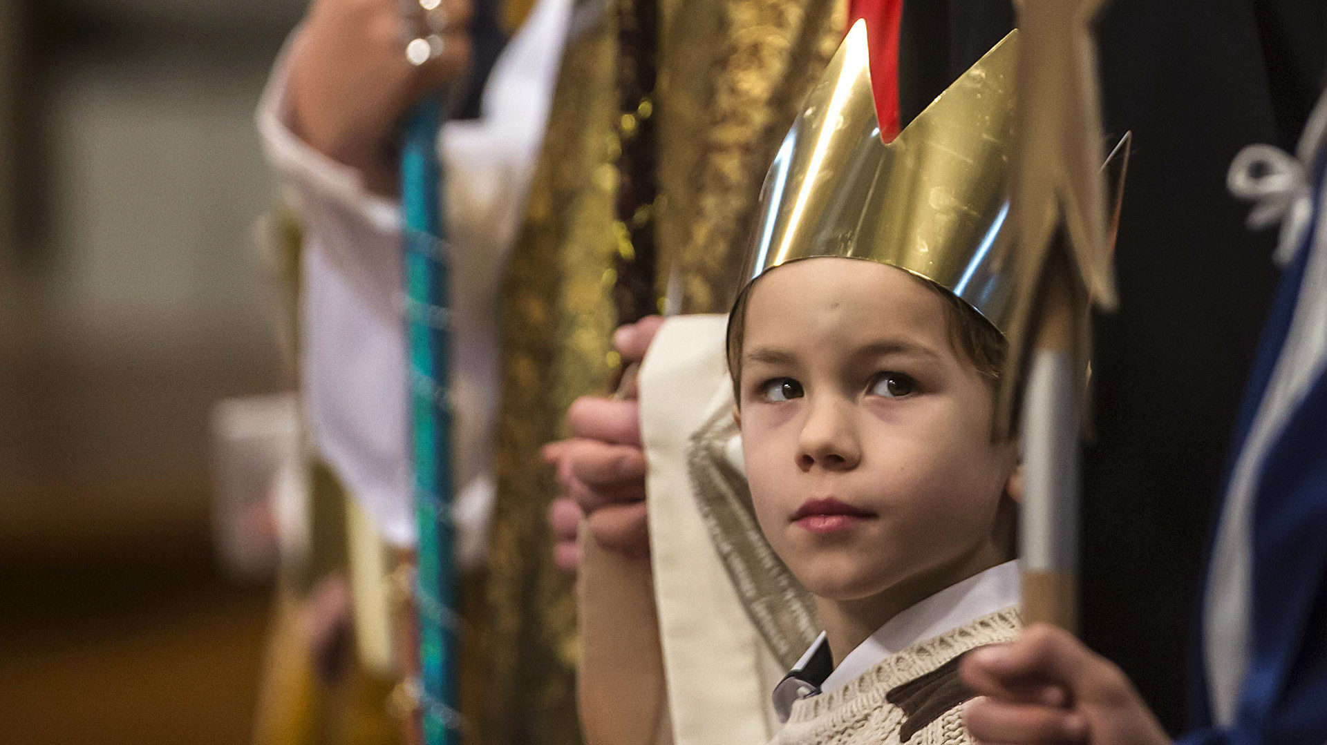 Als Heilige Drei Könige verkleidete Sternsinger am Neujahrsgottesdienst mit Papst Franziskus