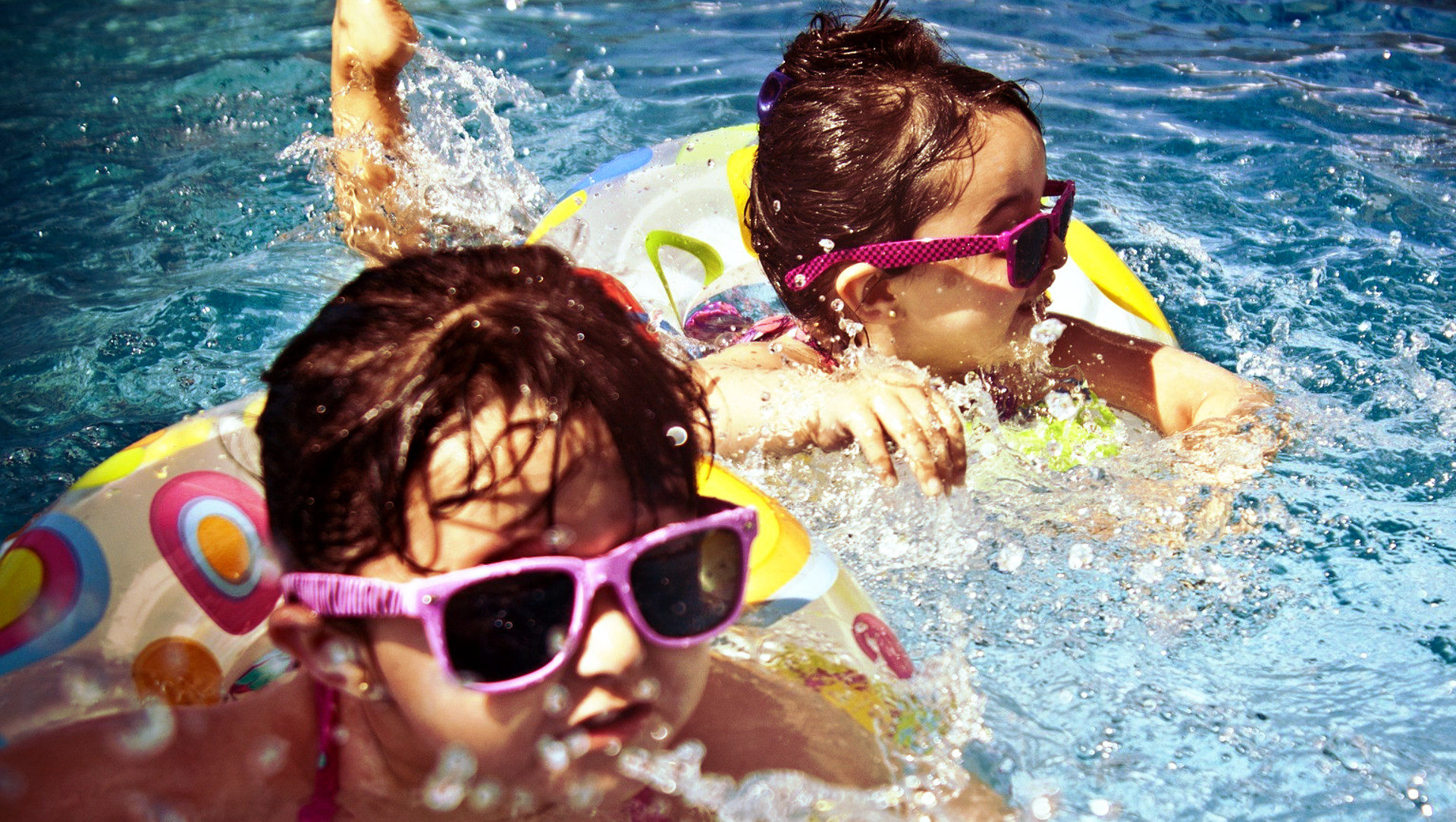 Kinder im Schwimmbad.
