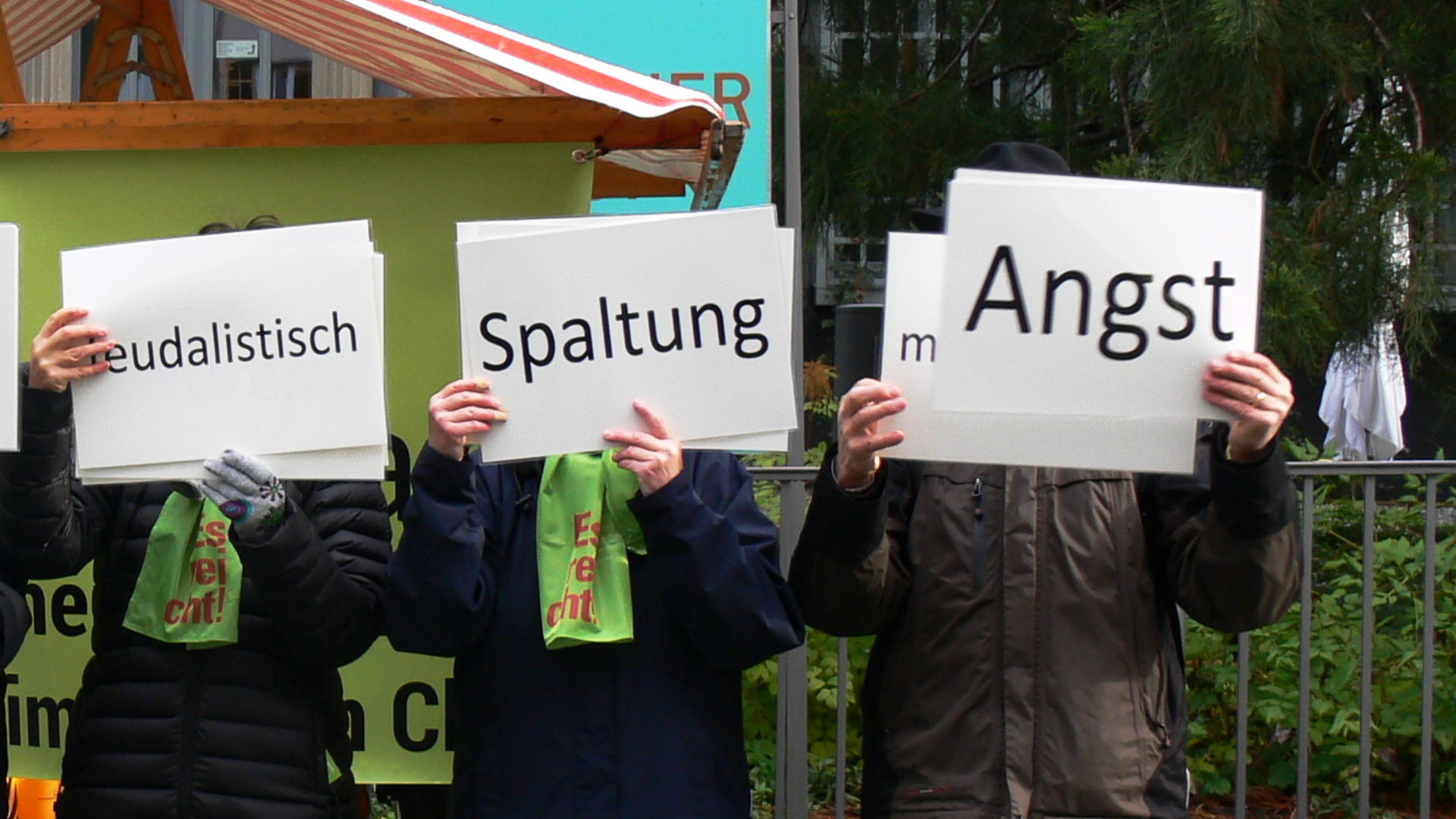 Allianz "Es reicht" an einer Strassenaktion in Chur