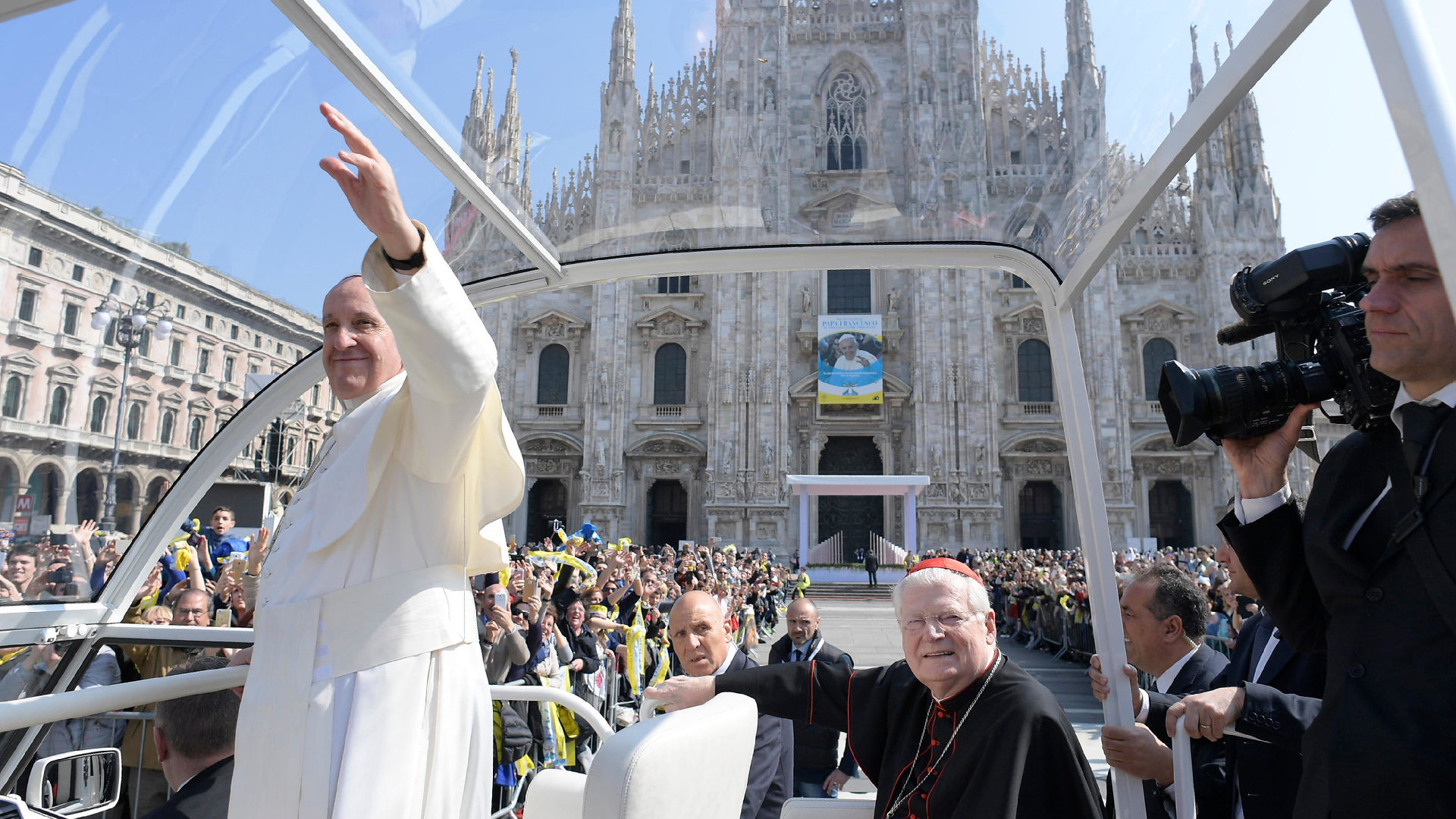 Papst Franziskus fährt mit dem Papamobil über den Mailänder Domplatz.
