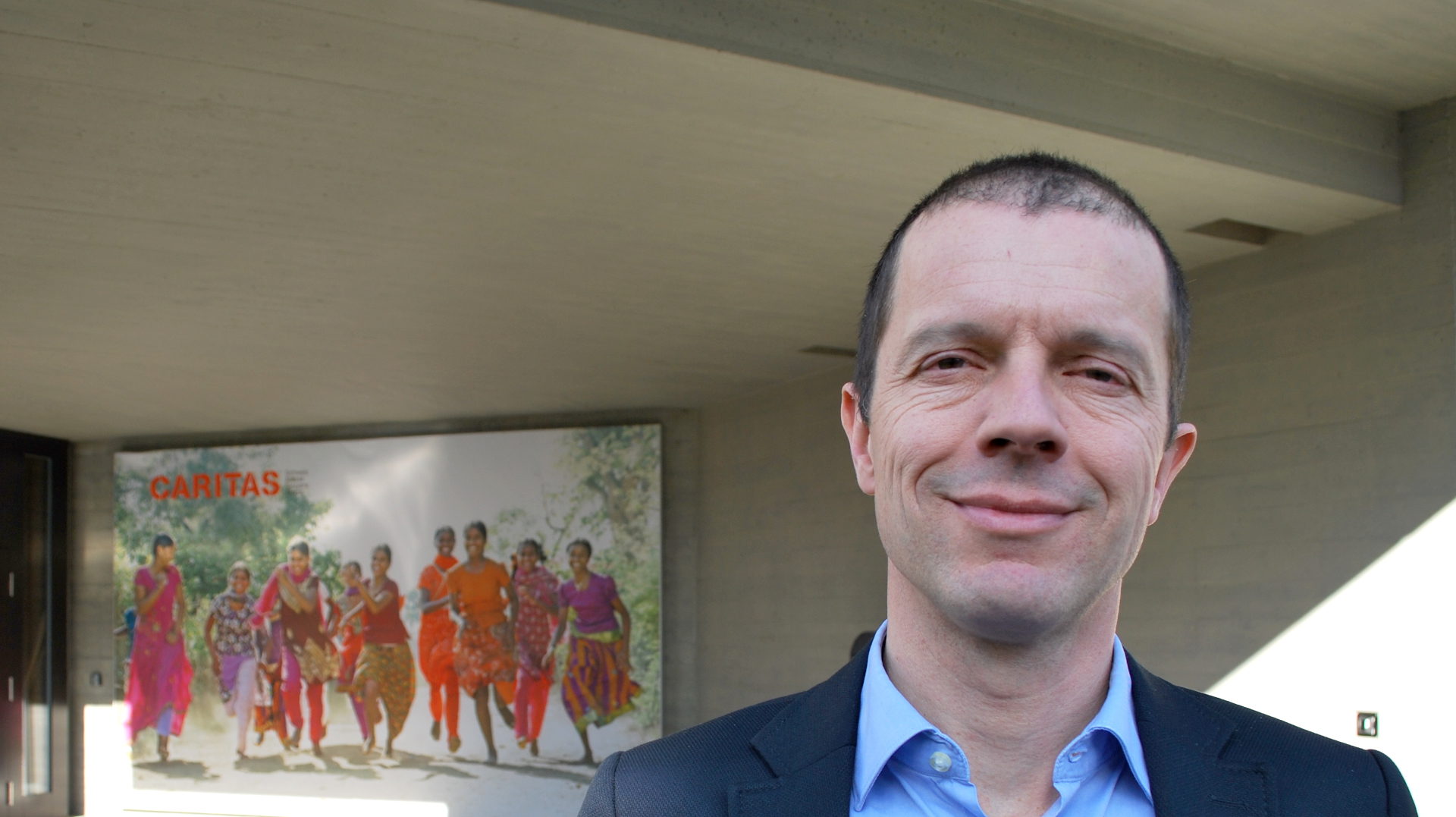 Martin Flügel, Leiter "Politik und Public Affairs", vor dem Sitz von Caritas Schweiz in Luzern