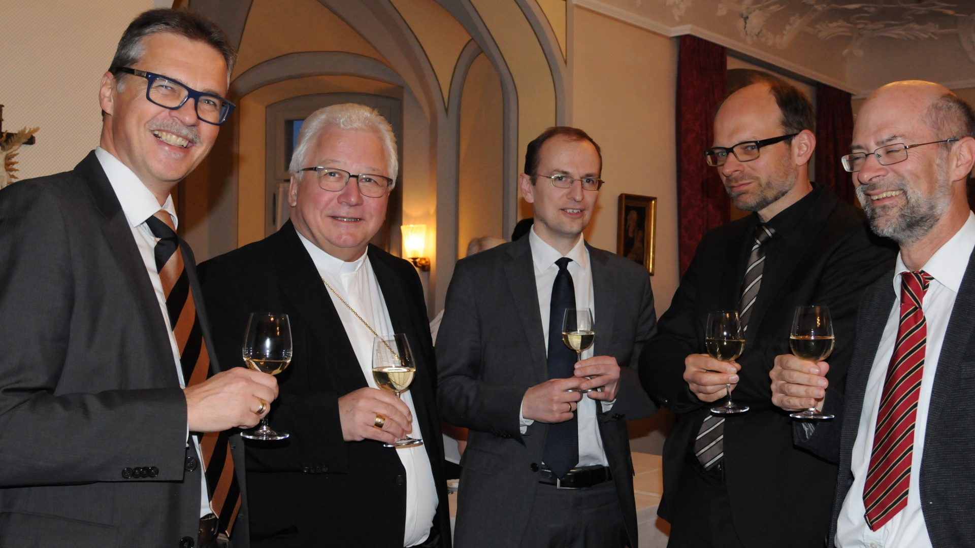 Bischof Markus Büchel (2.v.l.) und Claudius Luterbacher (Mitte).