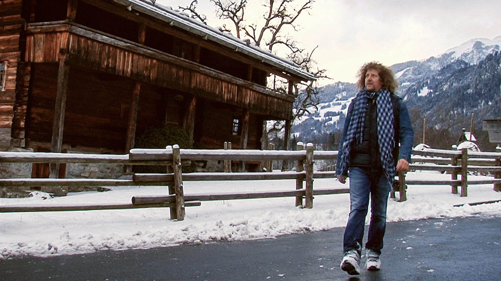 Der Obwaldner Filmautor Luke Gasser vor dem Wohnhaus von Flüe