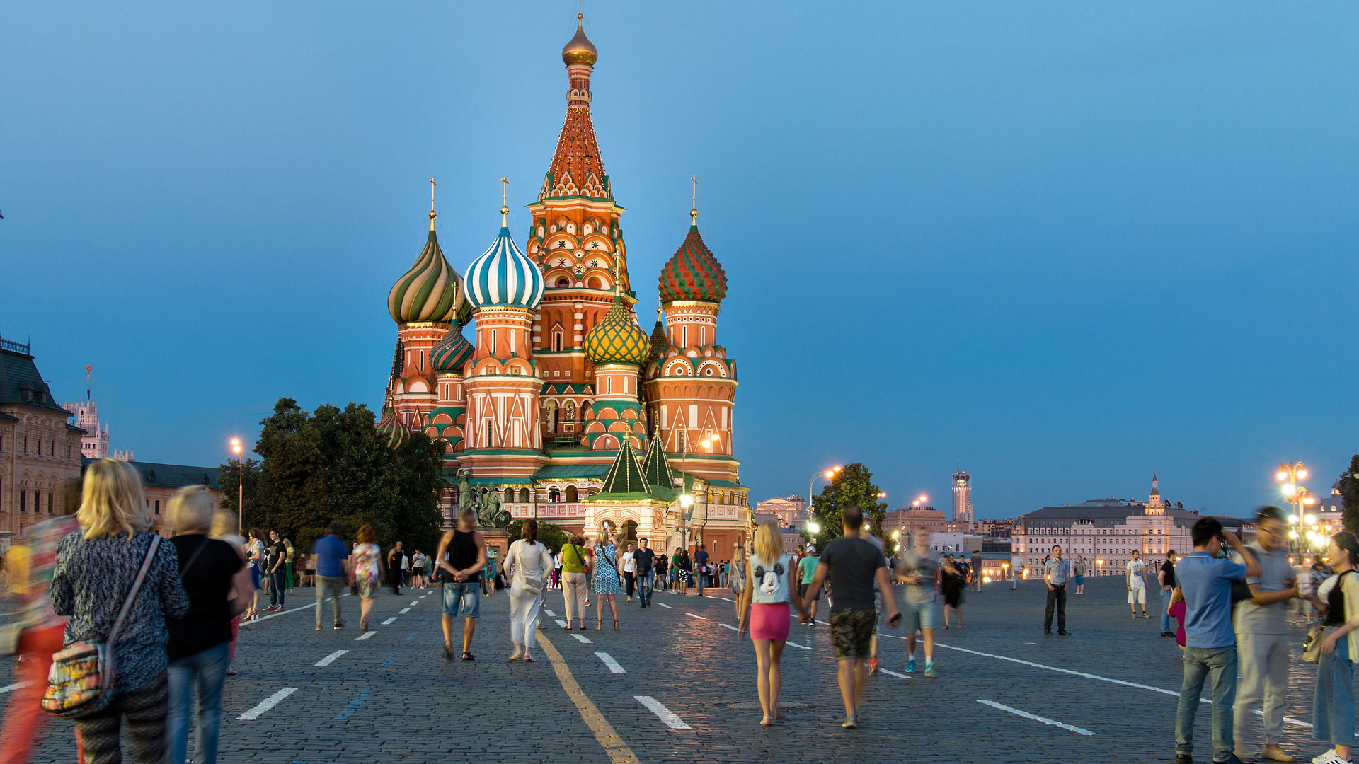 Touristenmagnet: Roter Platz in Moskau mit der Basilius-Kathedrale.